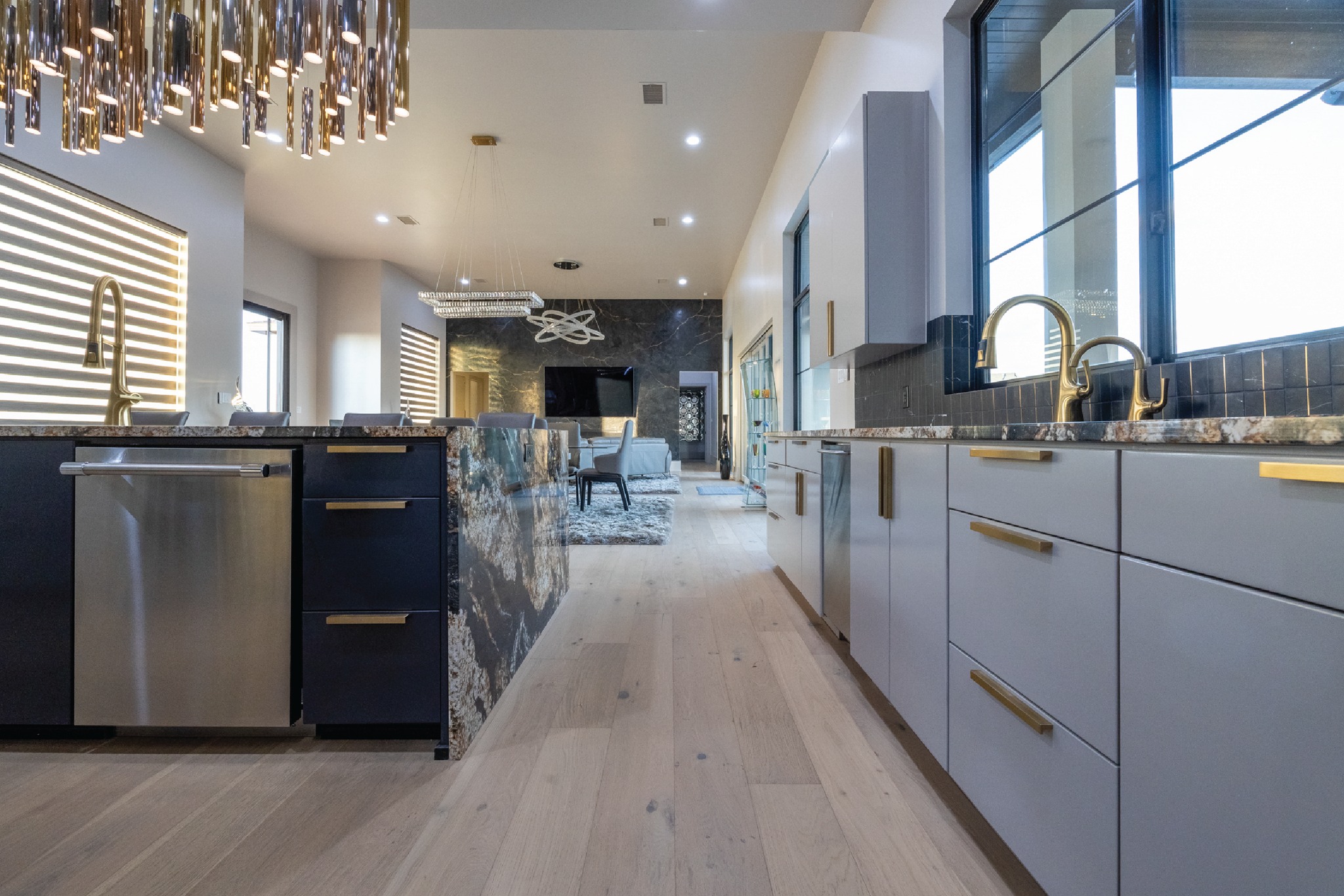 A twist of modern elegance
Builder: @joeyyatesconstruction
#pddtexas #lubbocktexas #lubbocktexashome #modernhomeoflubbock #lubbockmodernhome #customhome #livingroominspo #kitchendesign #ashleyadamsmedia