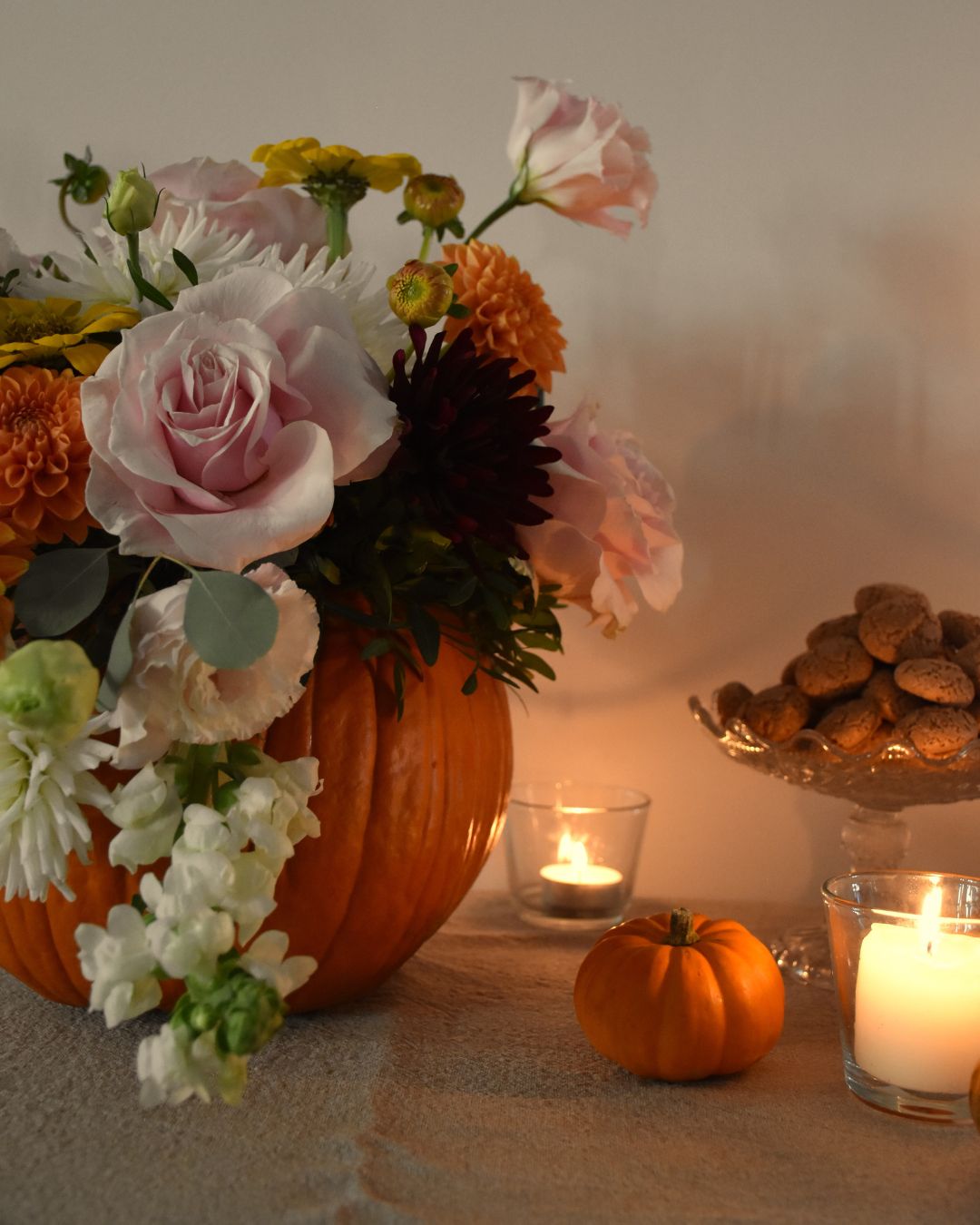 Pour tous les grands enfants, des citrouilles charmantes pour être dans le thème avec élégance. Des compositions florales pour décorer votre table samedi 1 er novembre .
.
.
#fleuristepau #decodetable #artisantfleuristepau #citrouillehalloween2025 #creationflorale #toussaintpau