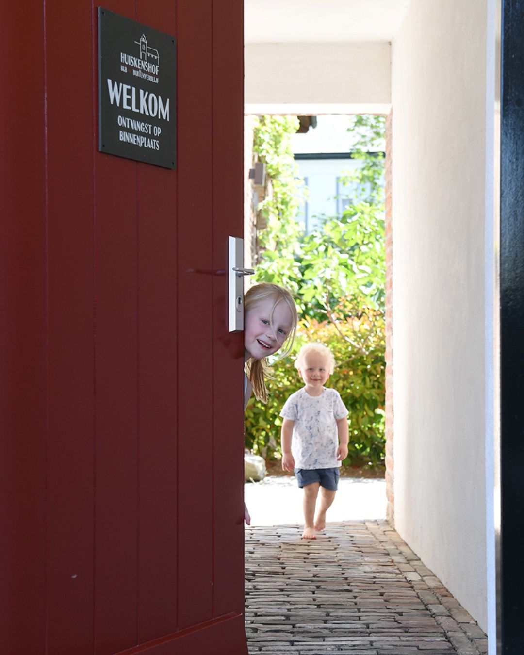 Kiekeboe! Met traphekjes, kinderstoelen, campingbedjes, speelgerei zowel voor binnen als buiten en hรฉรฉl vรฉรฉl buitenruimte zijn wij zeker weten KIDSPROOF!
Kom dit najaar nog logeren met 20% korting! Gebruik de ๐ฐ๐ผ๐ฑ๐ฒ ๐ ๐ช๐ฎ๐ฌ% als je een midweek (verblijf van ma - vrij) boekt en de korting wordt automatisch verrekend! Code geldig bij verblijf voor 18-12-2025.
Nieuwsgierig? Ga naar www.huiskenshof.nl
#midweekmetkids #kidsprooftip #kidsproofvakantie #kidsproofzuidlimburg #huiskenshof #vakantiehuis
