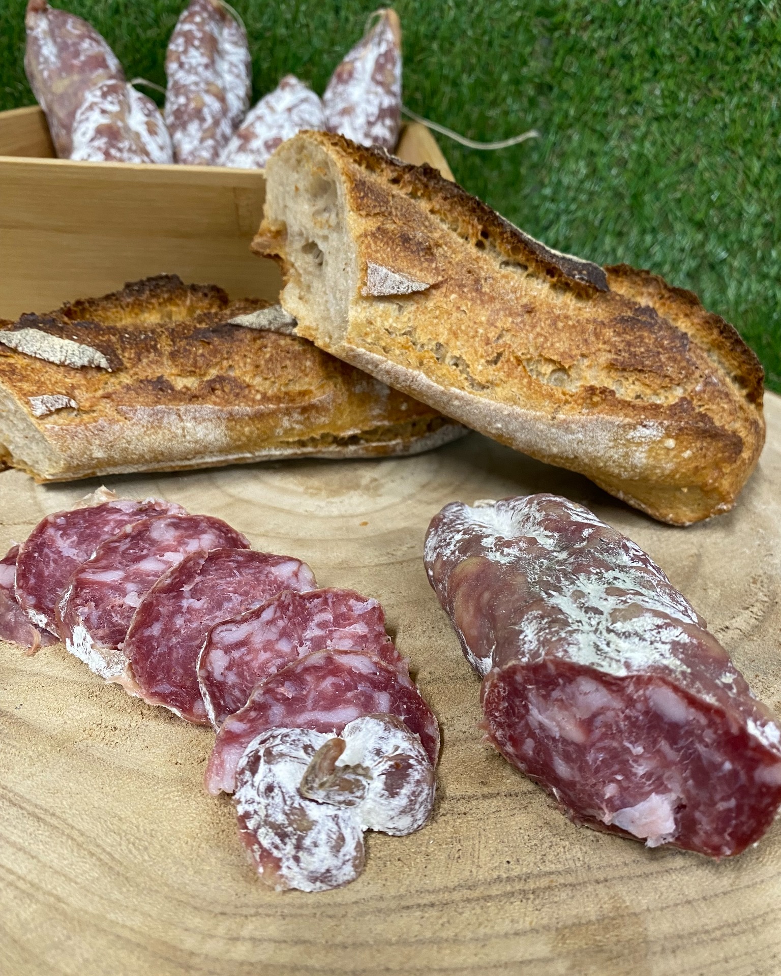 🥖❤️ Le combo parfait pour les gourmands !
Un bon saucisson artisanal Chènes & Fils 🇫🇷
une baguette de campagne bien croustillante, cuite sur place 🌾
= le bonheur à partager 😋
📍 Dispo à la Boulangerie Mamie – Saint-Clair-de-la-Tour
#BoulangerieMamie #PainDeCampagne #SaucissonArtisanal #ChenesEtFils #ApéroTime #FaitMaison #SaintClairDeLaTour #Gourmandise