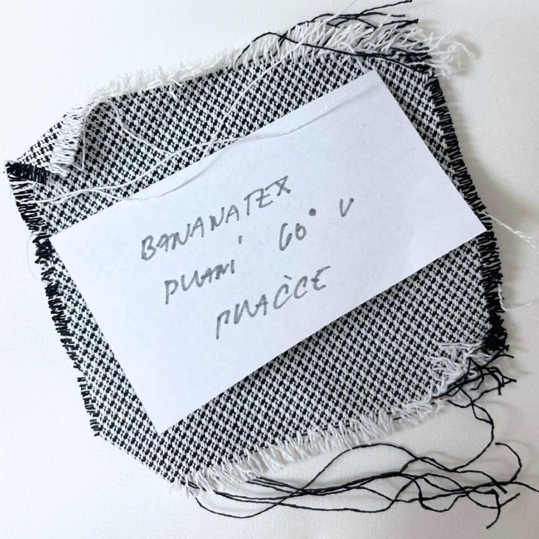 JAK SI VEDE @bananatex při zátěži v pračce na 60 °C? 🌀
Upřímně… nic moc. I když patří mezi nejpevnější vlákna na světě, pokud materiál není zakončený, zátěž v pračce a sušičce nezvládá dobře – třepí se a vypadávají z něj celé nitě.
Pokud s ním tedy budete pracovat, je potřeba ho pečlivě zakončit.
---
So how does @bananatex handle a 60 °C washing machine test? 🌀
Honestly… not great. Even though it’s made from some of the strongest fibres in the world, if the material isn’t properly finished, it doesn’t cope well with washing and drying – it frays and loses whole threads.
So if you’re planning to work with it, make sure to finish the edges carefully.
#purplykimono #wearepurply #materio #bananatex