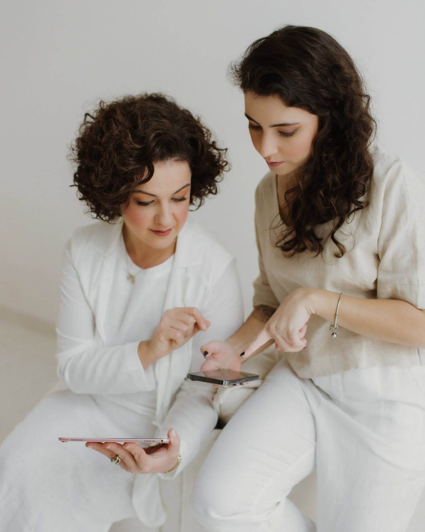 Olha só! Outubro terminou. Com ou sem feriado, passou. 🗓️
Temos somente mais um mês completo para finalizar o ano: novembro. Afinal, sabemos que dezembro é um período de introspecção, eventos e “não estou pegando nada agora”. Acertamos?!
Então, aproveite novembro para investir em estratégia e deixar tudo pronto para 2026!
Entre em contato para saber como podemos dar suporte para essa área fundamental da sua marca, ainda este ano.
🧡