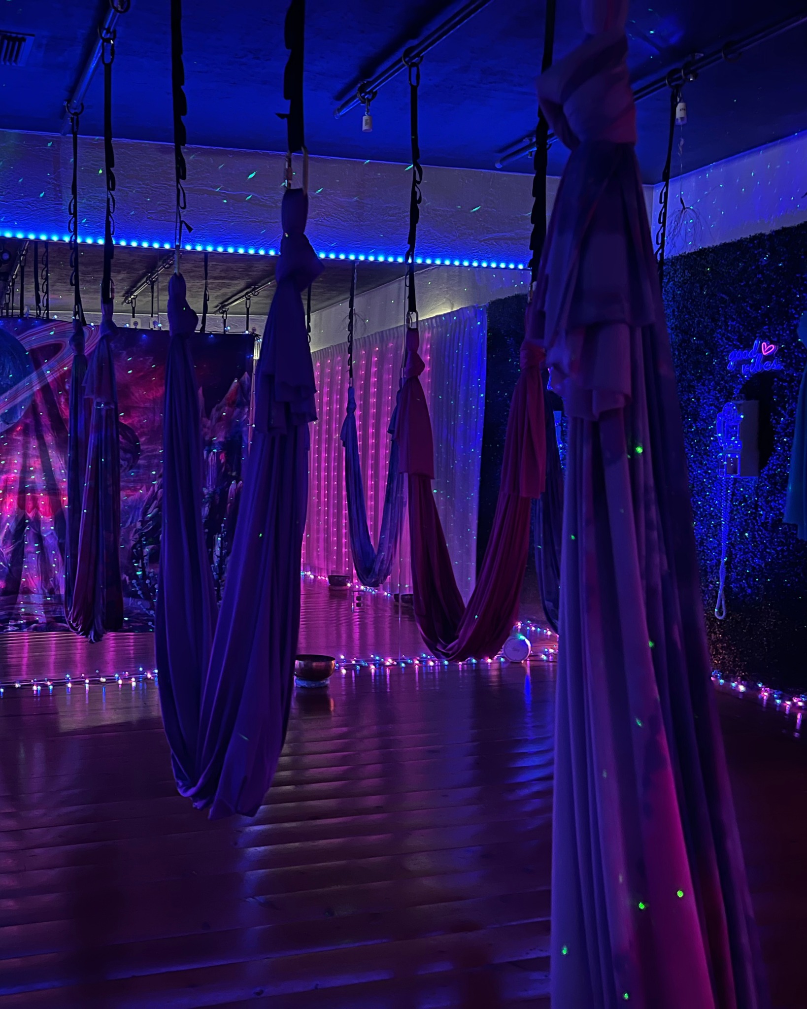 Sound healing creates space for your mind to rest and your spirit to reset.
In that stillness, you reconnect with your natural calm and clarity.
💫 Take time to return to yourself.
🔗 Explore upcoming events: www.mysticaloasis.com
#MysticalOasis #ScienceOfSound #DeepRelaxation #SoundTherapy #HealingThroughVibration #soundbath #soundmeditation #therapeutic #soundvibration #peaceofmind #meditaiton #Sarasota #stressrelief #sarasotaevents #downtownsarasota #sarasotasmallbusiness #bradentonmoms #lakewoodranchflorida #downtownsrq #stpetesbeach #nokomisbeach #siestakey #selfcare #innerpeace #gratitiude #srq #soundismedicine #holistichealth #relaxation