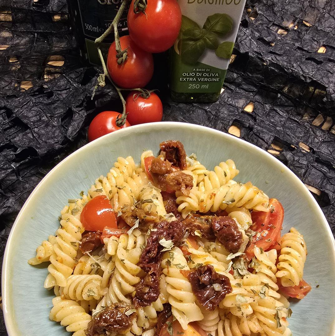 Pasta „al Brissago”
Ein Wochenende im Tessin, Sonne im Gesicht und eine tolle Gastgeberin. Unsere Freundin hat dort diese Pasta gezaubert – mit getrockneten und frischen Tomaten, gutem Olivenöl und einer grossen Portion Liebe. Ein Bissen – und du bist sofort im Süden.
Zutaten für 2 Personen:
180 g Teigwaren
2 Knoblauchzehen
1 rote Zwiebel
Ca. 40 g getrocknete Tomaten in Öl
Ca. 20 g frische Tomaten
4-5 EL Olivenöl
Salz, Pfeffer, Pasta-Gewürz
Zubereitung:
Die Teigwaren in leicht gesalzenem Wasser gar kochen.
Wasser abgiessen und Pasta warm halten.
2 geschälte Knoblauchzehen und die Zwiebel klein hacken.
Getrocknete Tomaten in Öl eingelegt etwas abtropfen lassen, danach in kleinere Stücke schneiden. Die frischen Tomaten waschen und ebenfalls klein schneiden.
Olivenöl in einer grossen beschichteten Pfanne erhitzen. Knoblauch und Zwiebel darin an dünsten. Tomatenstücke hinzu geben und kurz mitschmoren.
Nudeln in die Pfanne geben und mit dem Pfanneninhalt vermengen. Alles gut erwärmen.
Mit Pasta-Gewürz, Salz und Pfeffer würzen.
Auf Tellern anrichten und Servieren.
En Guete!
#thekitchenwitches #pasta
#pastapasta #pastalover #pastaliebe #pastarezept #pastapasta #feinschmecker #leckeressen #leckerschmecker #easycook #easyrecipesathome #leckerkochen