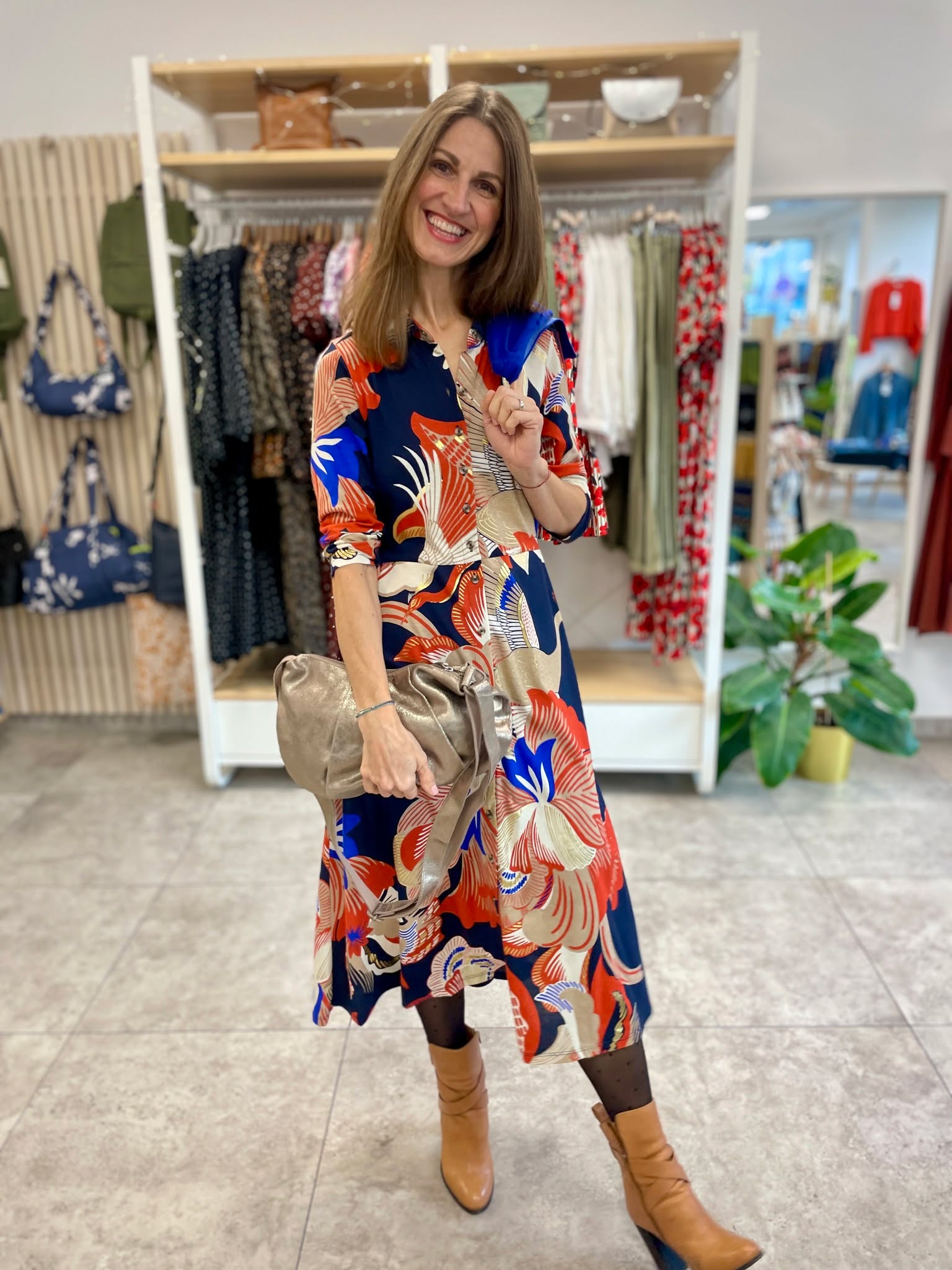 ✨Kleid Rua – der beliebte Schnitt im festlichen Look 💫
Unser geliebter Schnitt von White Stuff jetzt in einer glamourösen Version mit goldenem Schimmer – wie gemacht für besondere Anlässe. 🥂
Für die Party, das Weihnachtsdinner oder einfach so, wenn du dich besonders fühlen möchtest. 💃
👗 Größen XS-XXL.
💌 Kostenloser Versand ab 100 €.
🌿 Naturmaterialien
🚀 Schnelle Lieferung
#bellagreen #nachhaltigeMode #slowfashion #ethischeMode #fairtradefashion #öko