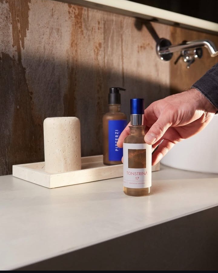 N°17 Parfum de Cologne di Pisterzi Italian Grooming Art Ăš una costruzione fougĂšre classica che racconta lâeleganza del loro atelier milanese. La fragranza nasce per evocare lâatmosfera raffinata del salone di Pisterzi al civico 17 di via Montenapoleone.
La trasparenza delle note agrumate si incontra con lâaromaticitĂ di timo, basilico e lavanda, creando un contrasto netto tra freschezza e carattere. Questo insieme di calma, forza ed eleganza conquista e ispira chi lo indossa.
N°17 Ú pensato per chi apprezza la cura di sé come rituale di stile.
đđđđđ đđđđđđ đđđđđ - đđȘđŽđ”đłđȘđŁđ¶đ”đ°đł đąđŻđ„ đđ„đ·đȘđŽđ°đł
đđȘđ€đ©đŠ đđąđłđ§đ¶đź - đđŹđȘđŻ đ€đąđłđŠ - đđ°đźđŠ đ§đłđąđšđłđąđŻđ€đŠđŽ - đđłđąđŻđ„ đđčđ±đŠđłđȘđŠđŻđ€đŠ - đđ¶đŽđ”đ°đźđȘđŽđŠđ„ đ±đłđ°đ„đ¶đ€đ”đŽ
.
.
.
#Pisterzi #N17 #ItalianGrooming #ClassicFougĂšre #OmniaLuxuryTrade