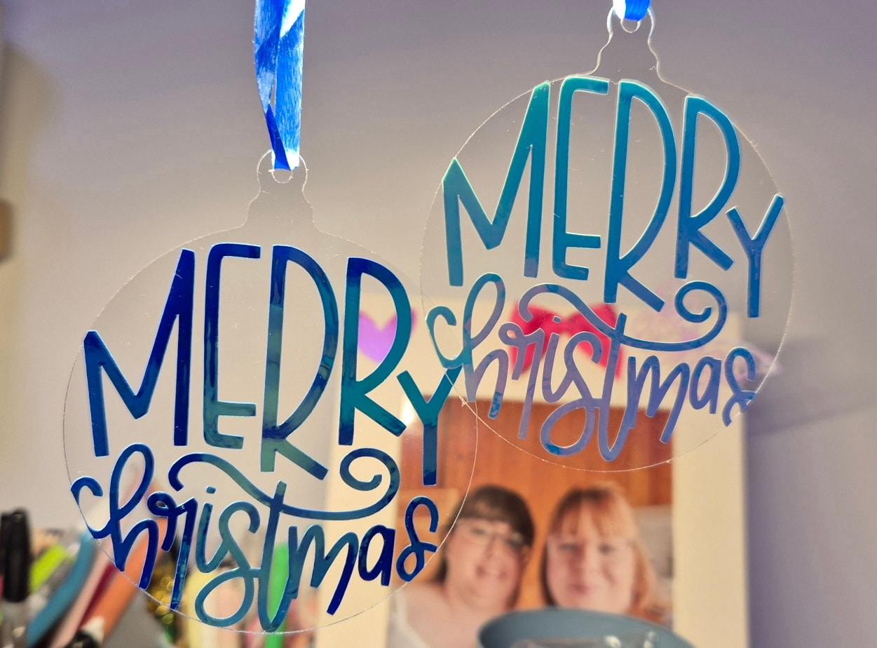 What do people think of the shiny type of Christmas decorations? π
π