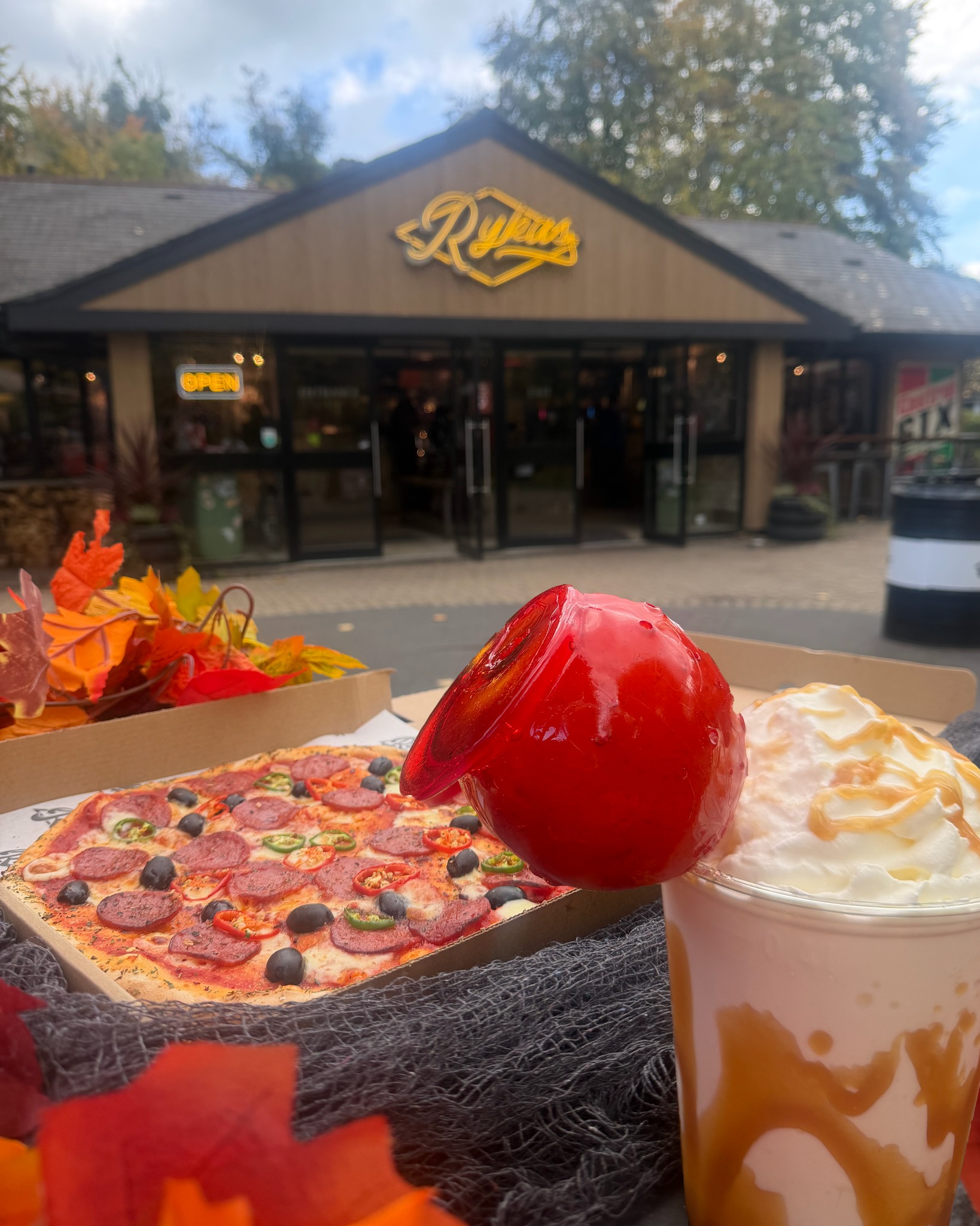 Ride in for some devilish flavour this Halloween at Rykas...😈🕷️
🎃 Halloween Specials (29th–31st Oct) 👻
🔥 Diavolo Pizza – Mozzarella, spicy salami, chillies & black olives.
🍎 Toffee Apple Milkshake – Sweet, sticky, and frightfully good!
#halloween #rykas #rykascafe #rykasboxhill #halloweenspecial #boxhillbikers