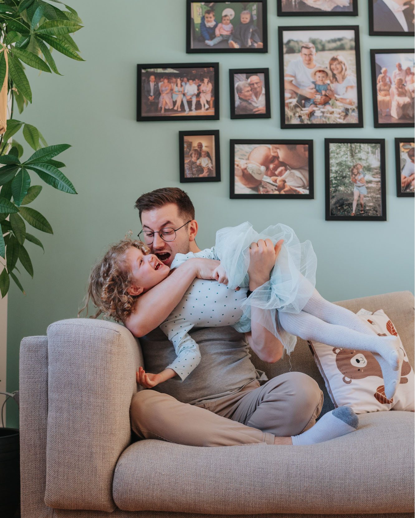 ✨ Reportage Famille Lifestyle – à la maison 🏠☕️🐱
Parce que le meilleur endroit pour créer de jolis souvenirs, c’est chez vous, surtout quand il fait froid dehors 💛
Pas besoin de soleil : la lumière du quotidien suffit à révéler vos moments vrais — rires, câlins, petits gestes, jeux rigolos et grands souvenirs.
Une séance naturelle, douce et pleine de vie.
📸 Formule Premium – 250 € (possibilité de carte cadeau numérique)
• 1h de séance
• Coaching & accompagnement
• Toutes les photos HD livrées dans une galerie privée
(*Frais de déplacement au-delà de 5 km de Saulny)
🎁 Idéale pour une naissance, un nouveau foyer ou un moment cocooning en famille.
#photographielifestyle #photographefamille #photographemetz #photographemoselle #photographesaulny #seancephoto #reportagefamille #photographiedomcile #souvenirsdenfance #lifestylephotography #cocooning #souvenirs #vraievie #momentfamille #lumièrenaturelle #photographebébé #reportagelifestyle