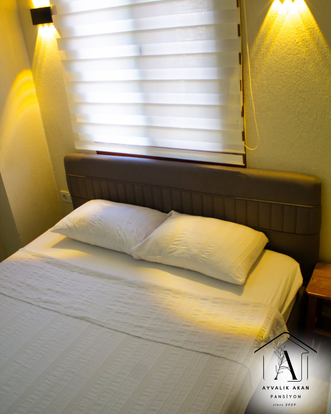 Tatil, her zaman kalabalık ve hareketli olmak zorunda değil.
Ayvalık Akan Pansiyon, sessizliği, sadeliği ve huzuru sevenler için.
Kahveni bahçede yudumlarken zamanın nasıl geçtiğini anlamayacaksın. 🌿