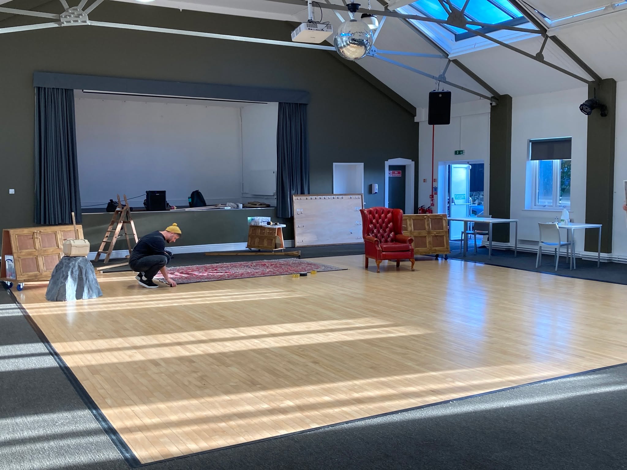 Silly History Boys Show and Rubbish Shakespeare Company are here setting up for our first 2 performances of Story Forge today.
Sooooooo excited to welcome schools and staff to the Centre at 10.30am and 1.30pm today. It's going to be epic.
#theatre #schools #community #lovehorbury