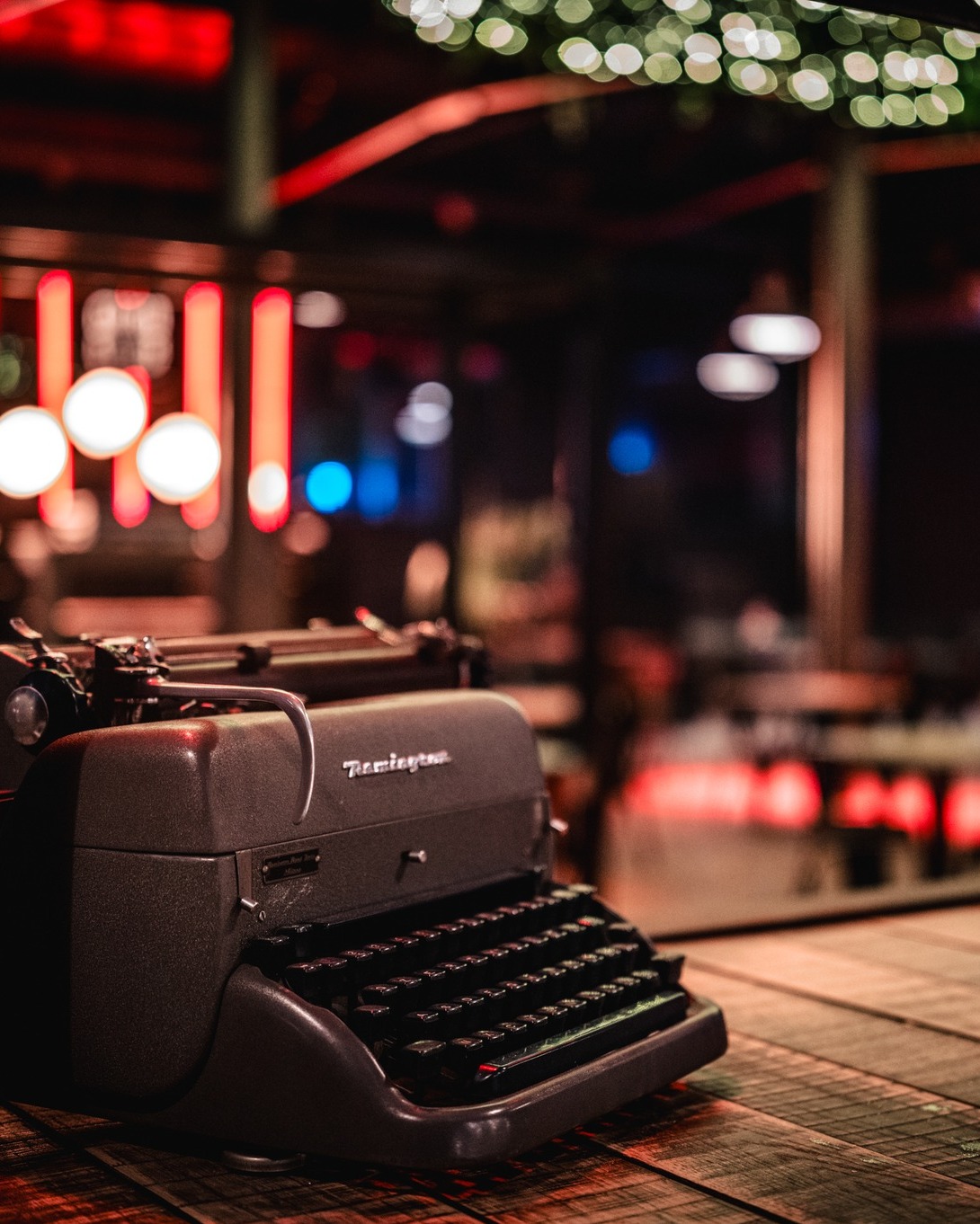 Se questa macchina da scrivere potesse parlare…
Potremmo raccontarvi che con questi tasti nostro nonno buttò giù per la prima volta l’idea di aprire un locale.
Un posto dove si mangia bene,
si beve meglio,
si canta senza vergogna
e si ride parecchio.
Poi magari non è andata proprio così e forse l’ha usata solo per scrivere una lettera d’amore alla nonna.
Ma che importa, la cosa bella è che Carro Social Club esiste… E va bene così.
#carrosocialclub #carroponte #milano