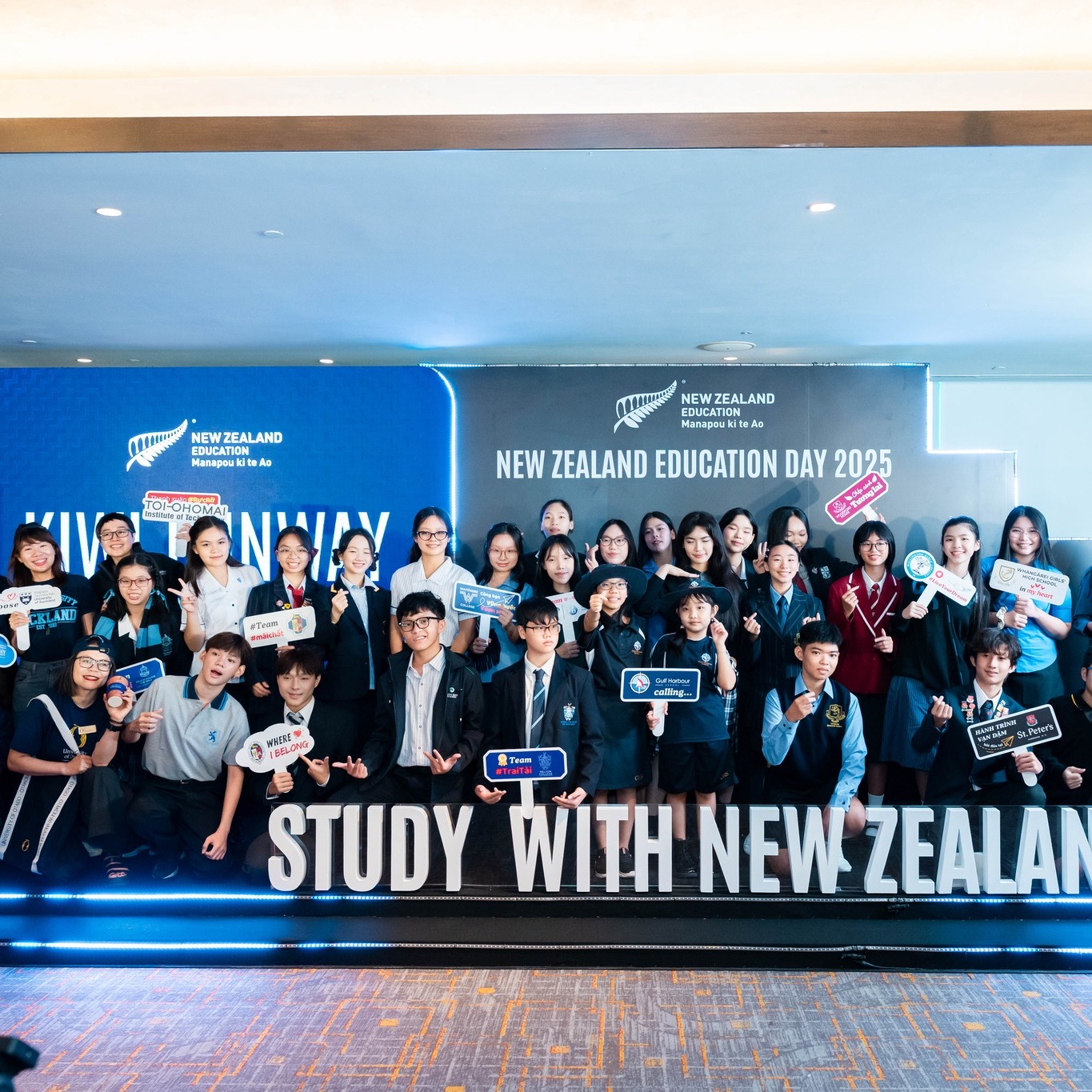 ✨Vẫn còn vấn vương vibes Ngày hội Giáo dục New Zealand 2025!
Sự kiện thật sôi động - vui nhộn - đông kín phụ huynh & học sinh đến tham dự, lắng nghe và chia sẻ những dự định du học đầy cảm hứng. Tụi mình vẫn còn nhớ không khí hôm ấy:
⚡️ Quy tụ các trường hàng đầu từ THCS - THPT - Cao đẳng - Đại học - Sau đại học với lộ trình đa dạng, học bổng hấp dẫn.
⚡️ Cập nhật thông tin mới nhất về visa, quyền lợi của HSSV quốc tế, cơ hội ở lại làm việc lên đến 3 năm.
⚡️ Giao lưu cùng cựu du học sinh & phụ huynh đang có con theo học tại New Zealand.
⚡️ Tư vấn về các chứng chỉ tiếng Anh được chấp nhận khi du học New Zealand.
🌟 Năm nay còn mang dấu mốc 50 năm quan hệ ngoại giao Việt Nam - New Zealand, vì vậy ngày hội càng thêm ý nghĩa.
👔 Điểm nhấn đặc biệt: màn trình diễn đồng phục độc đáo từ 30 trường New Zealand, giúp phụ huynh & học sinh cảm nhận bản sắc – tinh thần – giá trị giáo dục của từng ngôi trường qua hình ảnh trực quan sinh động.
🎉 Chưa bao giờ New Zealand “hot” đến thế! Cảm ơn PHHS đã ghé thăm và dành thật nhiều sự quan tâm cho giáo dục New Zealand. Hẹn gặp lại trong những sự kiện tiếp theo nhé!
Nếu PHHS chưa kịp tham dự thì cơ hội vẫn còn! Hãy đăng ký tư vấn 1-1 với Ms. Yến để được giải đáp thắc mắc trực tiếp, nhận thông tin học bổng hấp dẫn và đặt lộ trình du học trung học phù hợp cho con nha bố mẹ.
👉 Đăng ký ngay tại đây: https://bit.ly/meetingLPNZS
---
Nhận học bổng du học từ 15 - 25% học phí cho bậc trung học với #LPNZS ngay hôm nay.
☎️ +84 90 355 8410
📧 dinh.yen@sannams4.com
👉 Đăng ký lịch tư vấn 1-1 tại: https://bit.ly/meetingLPNZS
📌 Tìm hiểu thêm tại Website: https://www.trunghocnewzealand.com/
#Duhoc #NewZealand #TrunghocNewZealand #LightPathNZSchools #LPNZS #Hocbongtrunghoc
