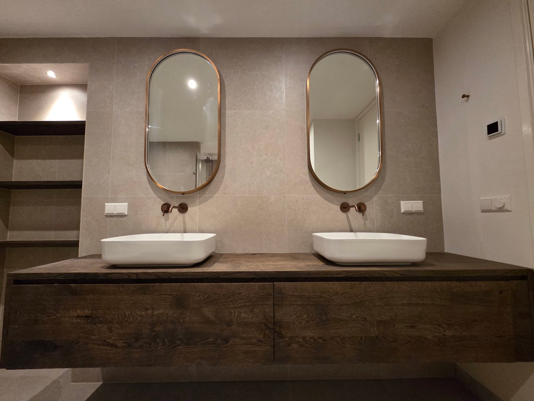 De op maat gemaakte houten kast en betegelde nissen zorgen voor extra functionaliteit én karakter.
📍 Uitgevoerd in Zuid-Holland
👉 Interesse in een complete badkamerrenovatie? Neem gerust contact met ons op!
#huisrenovatie #badkamerrenovatie #renovatie #verbouwing #bouwbedrijf #klusbedrijf #onderhoudswerk #interieurbouw #timmerwerk #schildersbedrijf #vloeren #elektra #loodgieter #zuidholland #rotterdam #denhaag #leiden #dordrecht #nederlands #aanemeer