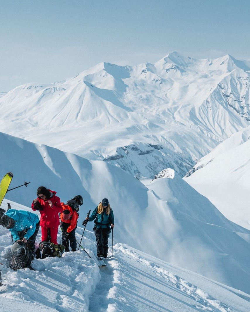 Snöklädda berg väntar ✨
Vintern 2026 erbjuder vi stolt nya skidresor till bergen i samarbete med @apollosports . 💙 Missa inte något av våra tre skidäventyr till Gudauri (Georgien), Parnassos (Grekland) och Alagna (Italien)!
Varmt välkommen till ett systerskap i bergen. ❄️🥰