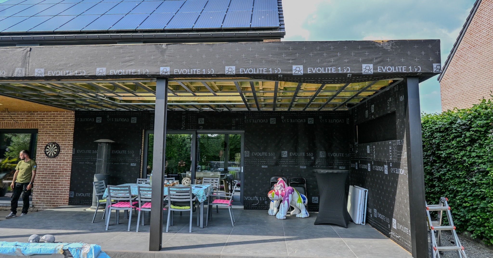 ✨ D’un rêve à la réalité…
🌿 À Visé, tout a commencé par une simple envie : une véranda pour profiter du jardin.
Mais petit à petit, le projet a pris une toute autre dimension…
☀️ Aujourd’hui, c’est une véritable annexe de vie qui a vu le jour. Un espace chaleureux, baigné de lumière naturelle grâce à son puit de lumière central.
🦺 Déjà adoptée pendant les travaux, elle est maintenant le cœur de la maison. Un lieu pour rassembler la famille, partager un repas ou se détendre au chaud.
Avec ses LED intégrées, son chauffage discret et son bardage en bois élégant, cette extension allie confort et modernité.
Une preuve qu’avec un bon accompagnement, un projet peut devenir bien plus qu’une simple espace supplémentaire…
#pergola #veranda #Annexe #espace #espacedétente