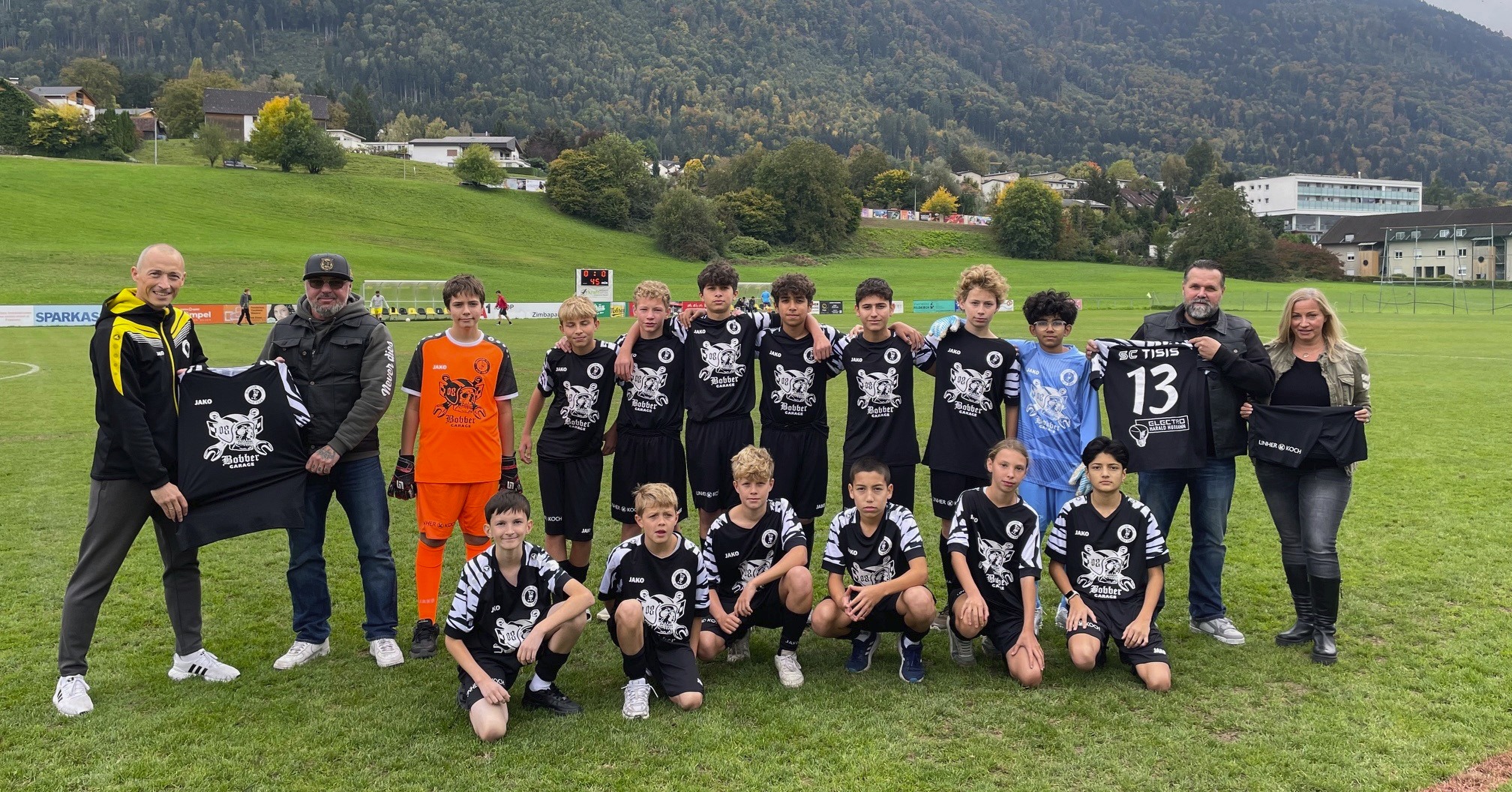 ⚽️ Hoher Besuch beim U14-Derby-Wochenende!
Am Wochenende durfte der SC Tisis im Bobleterstadion die Hauptsponsoren der neuen U14-Dressen begrüßen! 🙌
In der Halbzeitpause des 1b-Spiels sorgte Reinhard „Reini Bobber“ Servello mit seinem Audi R8 für staunende Gesichter 😍.
Wolfgang Linher (Auto Linher-Koch) konnte leider nicht kommen, stellte uns aber einen neuen VW Tiguan fürs Wochenende zur Verfügung 🚗💨.
Beim Gruppenfoto mit unseren U14-Teams waren Reini Bobber und Harald „Hubi“ Hubmann natürlich mit dabei! 📷
🙏 Herzlichen Dank an unsere Sponsoren:
@bobber_garage_at, Auto @linher.koch & Electro Hubmann für die großartige Unterstützung!
Sportlich lief’s auch rund:
🏆 U14B siegte 3:2 gegen BW Feldkirch
🏆 U14A gewann 4:2 – leider überschattet durch eine Verletzung eines Feldkirch-Spielers.
Der SC Tisis wünscht ihm gute Besserung und schnelle Genesung! 🍀
#SCTisis #U14 #Nachwuchsfußball #FairPlay #wirsinddietisner🖤💛