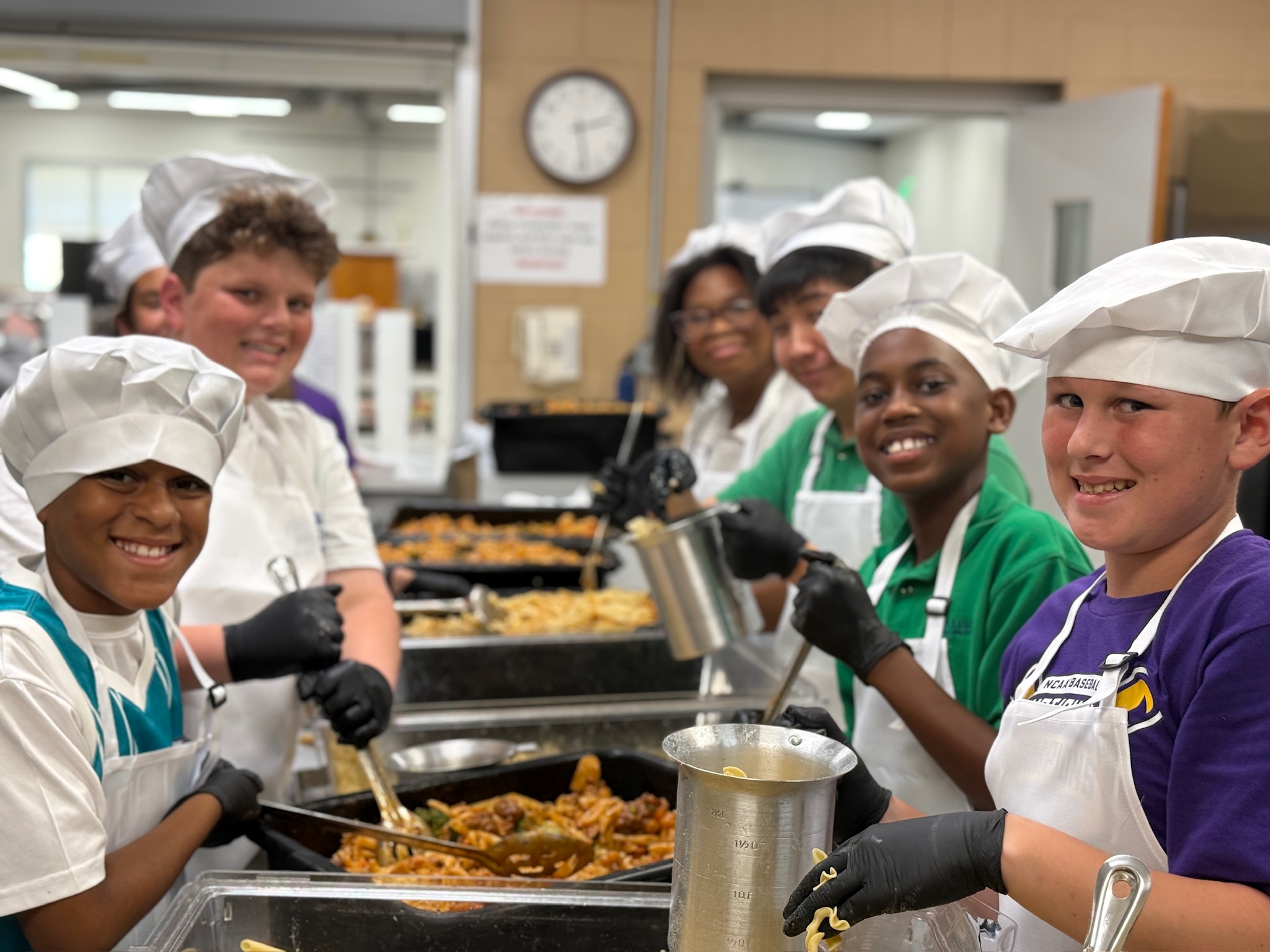 Our kitchen was filled with helping hands thanks to the hunger heroes at St. Luke’s Episcopal Church & School! Together, we prepared and packaged hundreds of nutritious meals using the donations collected during their food drive. We love giving these students a glimpse of what community looks like in action. Compassion, teamwork, and care for others!
#RescueFoodBR #HungerHeroes #BatonRouge @stlukes_br @stlukeschurchbr