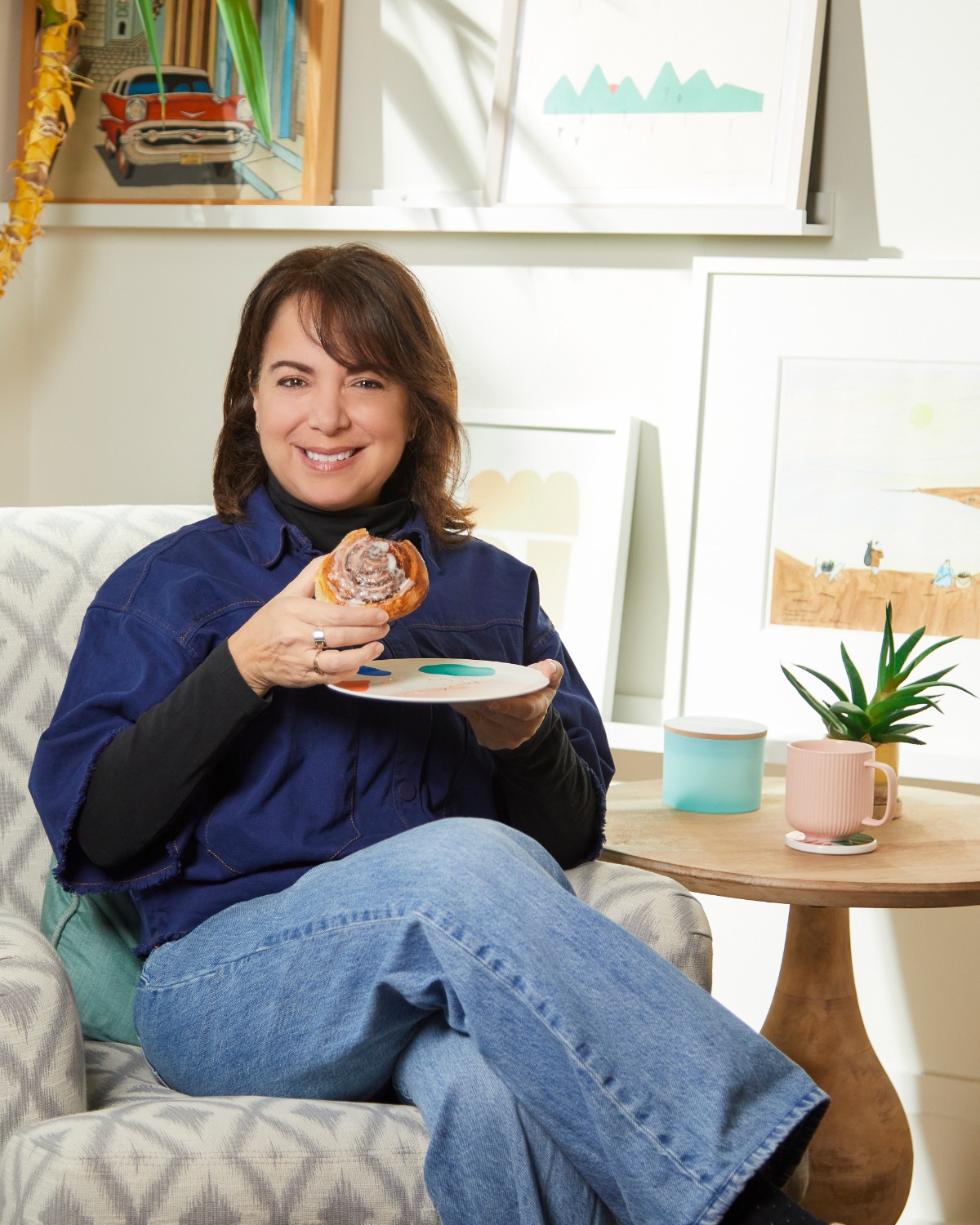 Turtlenecks and cinnamon swirls. It’s layering season baby! @amyrrosen
#canadianowned #shoplocal #eatwell #cinnamonrolls #cinnamon #icing #freshbaked #naturalfood #cinnamonbuns #sweettooth #naturalfood #decadent