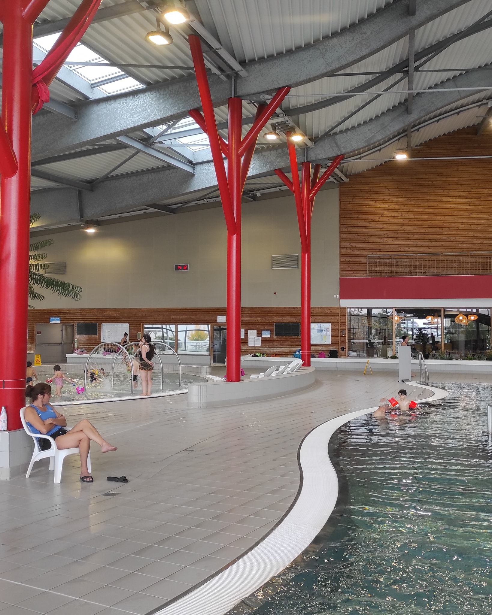 Une superbe journée à la piscine !! Après un bon pique nique c est parti pour le toboggan la piscine à vagues et le parcours aventure