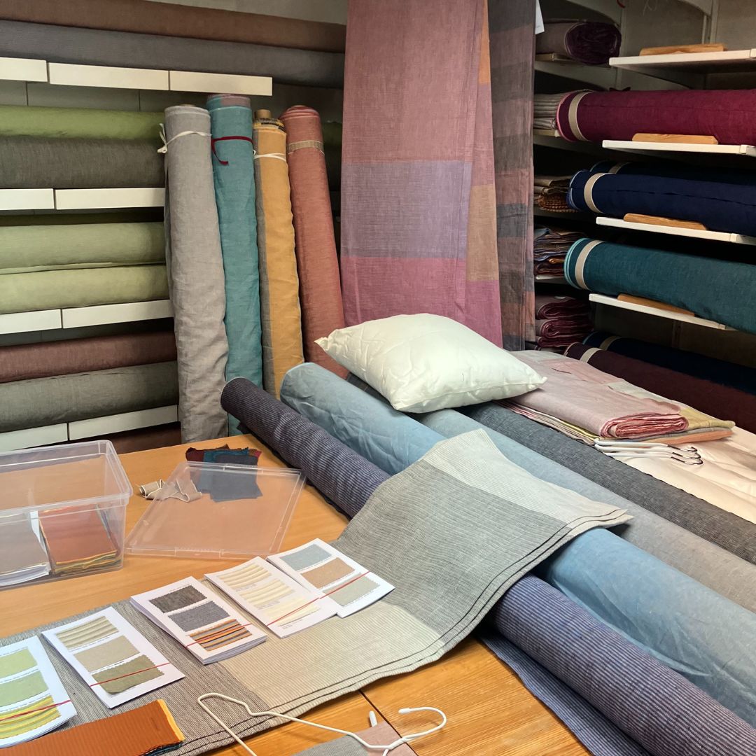 Když vstoupíte dovnitř ateliéru Terej, objevíte poklady — role lněných látek, jemné až éterické vzorky, detaily, které odhalují precizní práci. Eva nechává své vzory utkat na míru - u nás, v našich českých tkalcovnách. 🇨🇿
#purplyworkshop #postopachtradice #evajandikova
---
When you step inside Terej's studio, you'll discover treasures — rolls of linen fabrics, delicate to airy patterns, details that reveal precise work. Eva has her patterns woven to measure - here in our Czech weaving mills. 🇨🇿
#purplyworkshop #postopachtradition #evajandikova