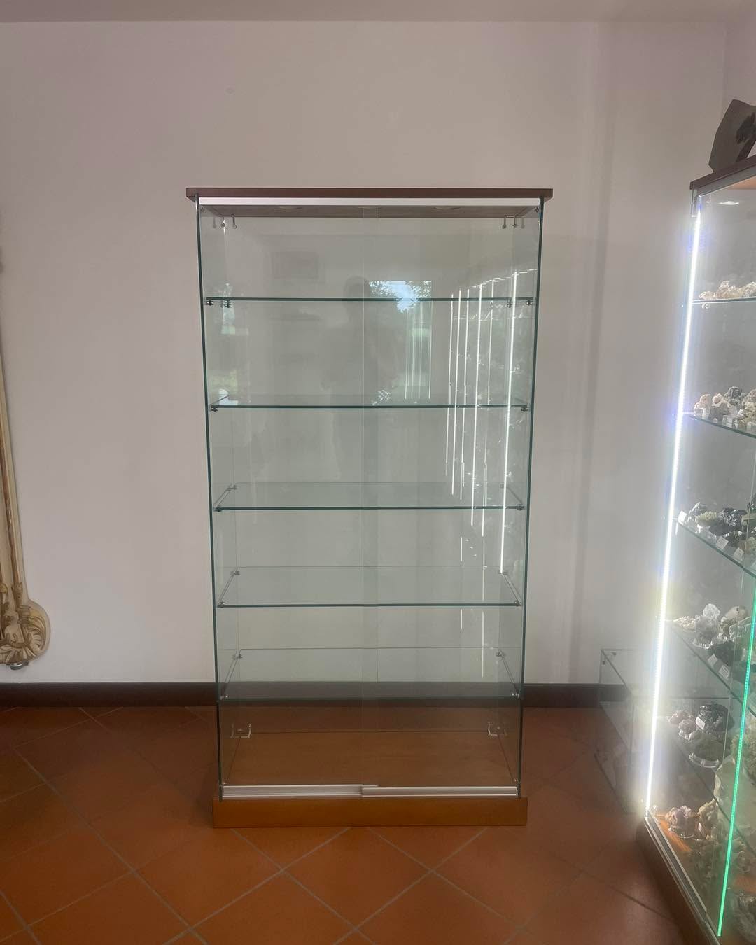 La protezione é importante, soprattutto quando si hanno delle collezioni importanti
Per un nostro storico cliente abbiamo realizzato l’ennesima teca in vetro, con basi in legno, per i suoi minerali.
Pratica, comoda, e soprattutto utile per tenere al riparo dalla polvere gli oggetti.
Ovviamente realizzabile su misura, e su vostra specifica.
Come sempre siamo simpatici e come sempre i preventivi sono gratuiti
Passate a trovarci 😉