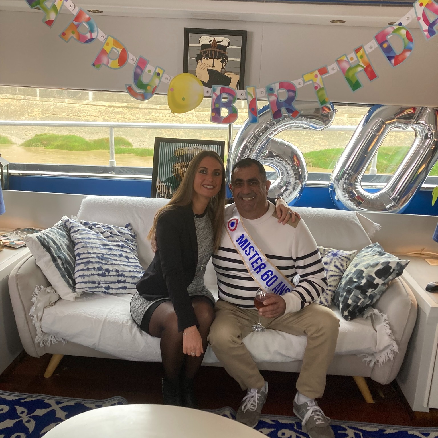 On vous raconte souvent nos belles prestations mais on vous parle finalement bien peu de CEUX qu'il y a derriĂšre, ceux qui les pensent, ceux qui les rĂȘvent, ceux qui les crĂ©ent, pour eux, ou bien encore pour les autres. Qui sont ces autres? Ceux qu'ils aiment pardi (et ça marche aussi bien dans le pro que dans le perso mais comme c'est dimanche on va rester dans le perso). Hier c'Ă©tait Alexandra. Une belle histoire et de beaux moments que l'Ă©quipage du Noma a eu l'honneur de prĂ©parer et de partager avec elle et ses proches.
Flash back 6 mois plus tĂŽt, Alexandra est invitĂ©e dans le cadre pro Ă une croisiĂšre sushis avec ses collĂšgues (parce-qu'elle a un patron qui aime ses salariĂ©s, oui oui ça existe, si le vĂŽtre ne vous emmĂšne pas sur le Noma, dĂ©missionnez de suite!). A peine montĂ©e Ă bord, elle a une vision : "mais mon pĂšre adorerait venir ici!". Je la trouve chouette cette nana qui en plein Ă©vent pro pense Ă sa famille. On passe une super soirĂ©e, Ă la Noma quoi, et elle me dit "je vous recontacte, il faut que je fasse venir mon papa". Les chouettes nanas sont de parole et en effet, elle me rappelle rapidement m'expliquant que bientĂŽt son papa soufflera sa 60Ăšme bougie et qu'elle souhaiterait lui faire la surprise de venir la souffler Ă bord avec tous ses vieux copains (entendez vieux par l'anciennetĂ© de leur amitiĂ© et non par l'Ăąge ;-)). Depuis 6 mois, elle lui organise dans le plus grand secret une belle journĂ©e, a conviĂ© les copains pas vus depuis 10 ans, les a cachĂ©s dans chaque cabine pour crĂ©er la surprise (heureusement qu'il n'Ă©tait pas cardiaque le papa!), tout a Ă©tĂ© choisi pour LUI. J'ai trouvĂ© tellement beau de voir comment cette jeune femme s'est investie pour offrir une journĂ©e de rĂȘve Ă son pĂšre et tellement beau de voir le regard plein de reconnaissance de ce monsieur envers sa fille que c'est cela que je voulais vous raconter et vous montrer aujourd'hui. L'amour d'une fille pour son pĂšre et le regard admiratif d'un papa pour sa fille, avec une dose d'amour dans le regard que chacun pose sur l'autre.
La magie du Noma opÚre chaque jour grùce à vous, merci de nous confier vos moments d'amour et de partage, on les chérira toujours autant que vous.