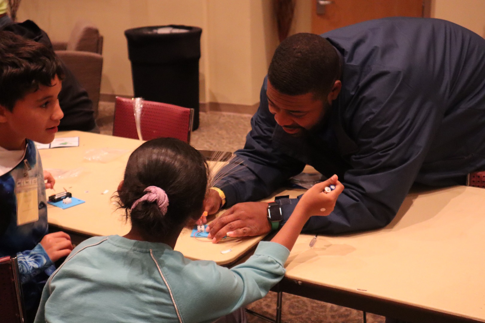 We had such a fun time last night at the 3-Generation Family ESL program with Nick from the @urbanaviatorssociety who brought robot kits for the children! They loved every moment of building, exploring and learning about the world of STEM together.
We’re so thankful for community partners who join us #servingourneighbors as we serve a total of 476 people and counting this fall.