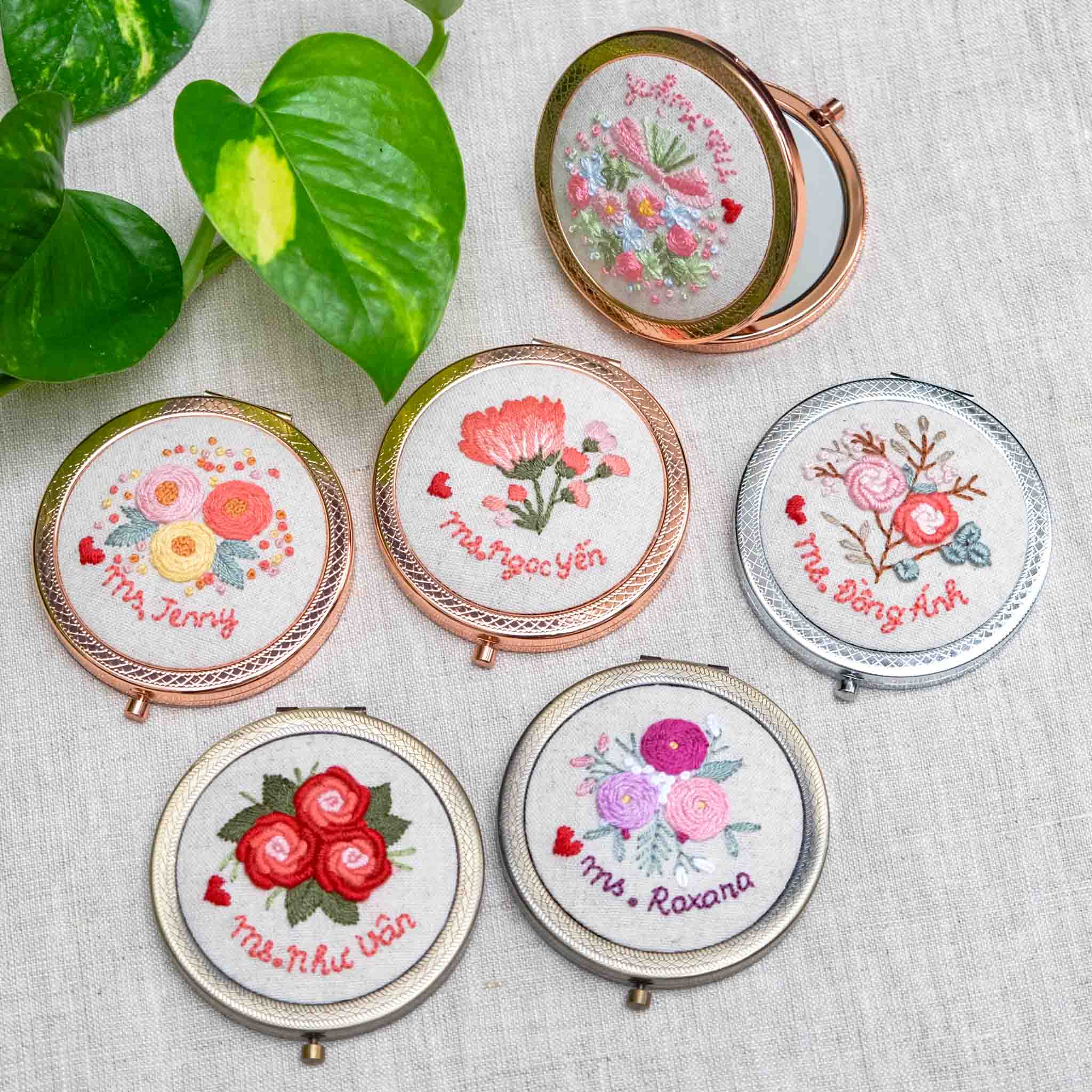 Chúc mừng ngày Nhà Giáo Việt Nam bằng những bông hoa nhỏ xinh nhưng chứa đựng đầy tình cảm 🥰💐
__
-𝐓𝐀𝐘 𝐂𝐫𝐚𝐟𝐭-
Hand Embroidery | Organic Clothing
https://www.taycraftvn.com
IG/FB: taycraftvn
―
#thêutay #theutay #handembroidery #taycraft #taycraftvn #madeinvietnam #embroiderydesign #handmadegifts #quatangtheutay #handmadegifts #Vietnamhandmade #compactmirror #embroiderygifts #handmademirror #guongtrangdiem #gươngthêu #20_11