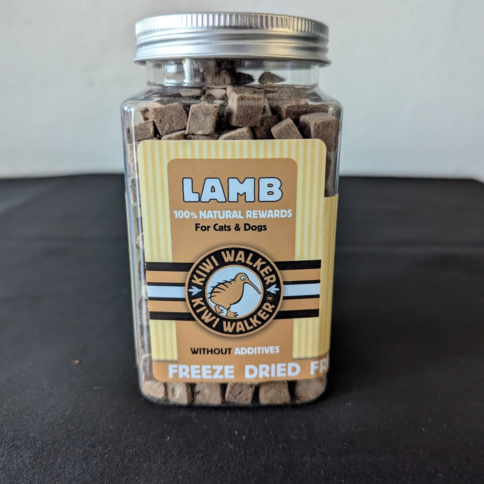 👻 Ce soir, les bonbons ne seront pas que pour les enfants !
Nos compagnons à quatre pattes aussi ont droit à leur petite surprise 🍬🐶🐱
Chez LROCKET, on a remplacé les sucreries par des friandises naturelles, 100 % plaisir et sans additifs 👌
💚 Parfaites pour récompenser, occuper ou simplement faire plaisir — sans culpabilité !
🐾 Friandises de mastication
🐾 Morceaux de viande séchée
🐾 Friandises lyophilisées
www.lrocket.fr/boutique
🎃 Offrez à votre animal sa “chasse aux friandises” version healthy !
#halloween2025 #friandisesnaturelles #lrrocket #chienheureux #chatanxieux #petcare #animallover #doglife #catlife #friandiseschien #friandiseschat #bienetreanimal #madeinfrance