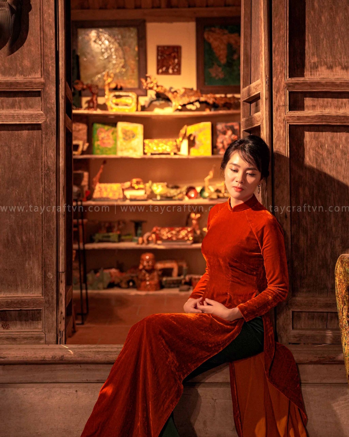 Nhung the sang trọng💯
__
-𝐓𝐀𝐘 𝐂𝐫𝐚𝐟𝐭-
Hand Embroidery | Organic Clothing
https://www.taycraftvn.com
IG/FB: taycraftvn
__
#aodai #aodaivietnam #aodainhung #aodainhungthe #aodaitruyenthong #traditionalaodai #vietnamesestyle #aodaithietke