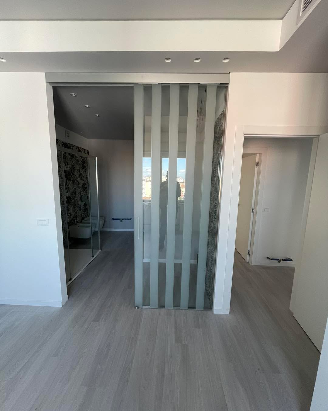 Ed eccoci con una delle nostre più grandi realizzazioni, porta scorrevole con vetro fisso, tutta altezza, con righe alternate sabbiate. Ammortizzatore in apertura e chiusura. Un prodotto semplice, ed elegante.
Ovviamente realizzato su misura.
Quindi, se anche a te piace “scorrere” potremmo avere la soluzione giusta per te
Passa a trovarci o scrivici una mail
Ti aspettiamo 😉