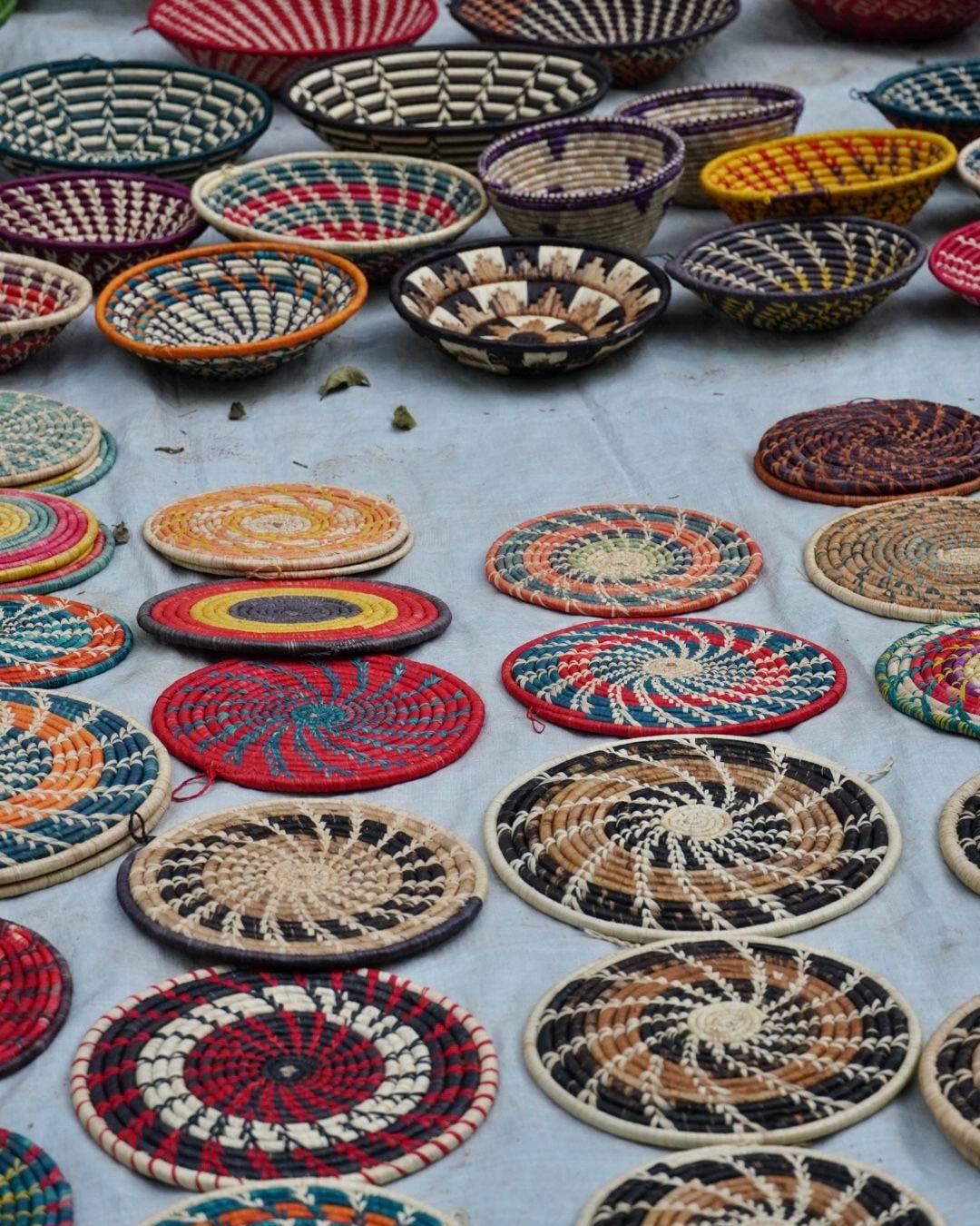 Bewusst reisen heisst bewusst konsumieren 🛍
Wir sind überzeugt, dass das Reisen nicht nur den Reisenden zugutekommen soll, sondern auch den Menschen vor Ort. Deshalb besuchen wir auf unseren Reisen lokale Märkte und Handwerker*innen Shops. Dort können handgemachte Souvenirs von lokalen Kunsthandwerkerinnen und Kunsthandwerkern gekauft werden.
🧺 Jeder Kauf bedeutet Unterstützung für eine Familie, eine Gemeinschaft und die lokale Kultur.
📆 Unsere nächste Gruppenreise nach Uganda findet vom 26. September bis 7. Oktober 2026 statt. Bist du dabei?
Buchungen sind über unsere Website oder per Direktnachricht möglich.
📸 @sabriinagerber, @leanaciara und @timooo_z während unserer letzten Gruppenreise in Uganda
~~~~~~~~~~~~~~~~~~~~~~~~~~~~~~~~
Nous croyons qu’un voyage doit profiter non seulement aux voyageurs mais aussi aux habitants qui les accueillent. C’est pourquoi, nous visitons des marchés et des magasins locaux. 🛍
Vous y trouverez des souvenirs faits main par des artisans et artisanes locaux.
🧺 Chaque achat soutient une famille, une communauté et une culture vivante.
📆 Pour rappel, notre prochain voyage de groupe en Ouganda aura lieu du 26 septembre au 7 octobre 2026. Tu nous rejoins?
Vous pouvez réserver via notre site web ou en nous envoyant un message privé.
📸 @sabriinagerber, @leanaciara et @timooo_z pendant notre dernier voyage de groupe en Ouganda