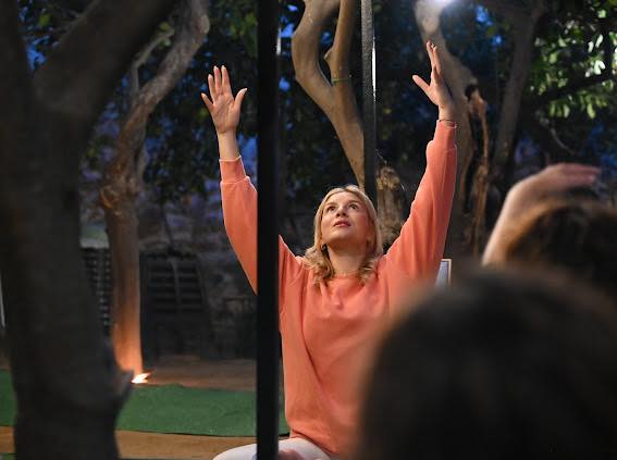 Se c’è una cosa che mi rende fiera del mio percorso #professionale è la dimostrazione di aver sempre avuto le idee chiarissime e principi solidi nel tempo, fondati su #formazione continua, #ricerca ed esperienza #internazionale, prima Londra con OneSpaWorld poi Canyon Ranch e ad oggi la solida #partnership con l’India, Yoga Vidya - Vishvamitra International Onlus Navajeevan Ayurvedic Hospital e Travel CART India che mi arricchisce in ogni #viaggio e rinnova la mia #cultura e #passione maturata in 15 anni su tematiche per lo più sconosciute, come lo yoga, l’ayurveda e in generale il #benessere olistico, spesso trattate con superficialità.
Prima ancora delle mode e delle frasi tutte uguali dei #guru del #marketing, prima ancora degli #influencer e dell’#IA da tuttologi che ogni anno devono inventarsi qualcosa per non perdere clienti…prima ancora… nasceva Bindu Studio “the power within” un sentiero innovativo e sincero che ho tracciato senza mai perdere di vista la mia missione, una realtà concreta che ha superato pregiudizi, dubbi, superficialità e superstizione verso ciò che non si conosce.
Adesso il concetto olistico fortunatamente è qualcosa che tutti accettano come via del benessere, intesa come cura del corpo e dell’anima!
Il mio auspicio è che la gente abbia il buon senso di affidarsi a chi si distingue nel campo diligentemente con risultati concreti e costanti, non per intrattenere ma per trasmettere uno stile di vita equilibrato e di valore nel tempo.
Non conosci i nostri programmi ?
Personalizziamo e ci dedichiamo a te con percorsi individuali o collettivi ma sempre in piccoli gruppi solo su prenotazione per garantire il supporto e la cura che meriti!
Contatti (whatzapp) il 393 054 4033
Visita il sito web www.bindustudioyoga.com
https://www.instagram.com/agata_romeo_bindu_studio?igsh=MW1qbGR0NHJpdHZxdQ%3D%3D&utm_source=qr
#yoga #yogaretreat #sicilia #italy #sciacca
#healthylifestyle #studioolistico #wellbeing #wellnesstips #bindustudio #benessere
#yogaalmuseo #yogalife #yogainspiration
#yogacommunity #yogaretreat #yogaterapia