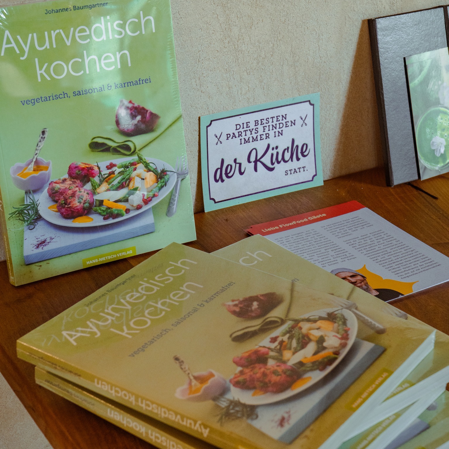 Dass Joe wunderbar ayurvedisch kochen kann, hat sich mittlerweile überall herumgesprochen. Aber wusstest du, dass er auch ein Kochbuch geschrieben hat?
Erhältlich im Restaurant FlowFood bei Joe.
Viel Freude beim Nachkochen zuhause!
#ayurvedic #restaurant #flowfood #foodinsider #foodies #foodlover #veganfoodlover #neuesrestaurant #restauantluzern #luzern #sinnvollgastro #ayurvedicfood #ayurvediclifestyle #flowfoodjoe #vegatrischessen