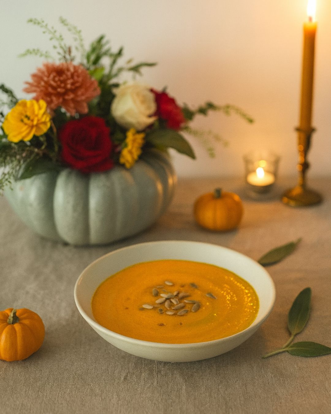 Une lumière dorée sur la table,
un bouquet qui respire l’automne,
et, tout près, un bol de douceur à partager.
🎃 Velouté de courge bleue de Hongrie, poire et sauge
Faites revenir un oignon doux et quelques feuilles de sauge dans un peu d’huile d’olive.
Ajoutez 800 g de courge bleue de Hongrie et une poire mûre en morceaux.
Couvrez de bouillon, laissez mijoter une vingtaine de minutes.
Mixez finement, salez, poivrez, un soupçon de muscade.
Servez chaud, avec un filet d’huile de noisette ou quelques graines torréfiées.
🌾 Une recette simple, végétale, et un joli prétexte
pour rallumer la lumière autour de soi.
#tablefleurie #automne #cuisinevégétale #courgebleuedehongrie #velouté #artdevivre #orvegetal