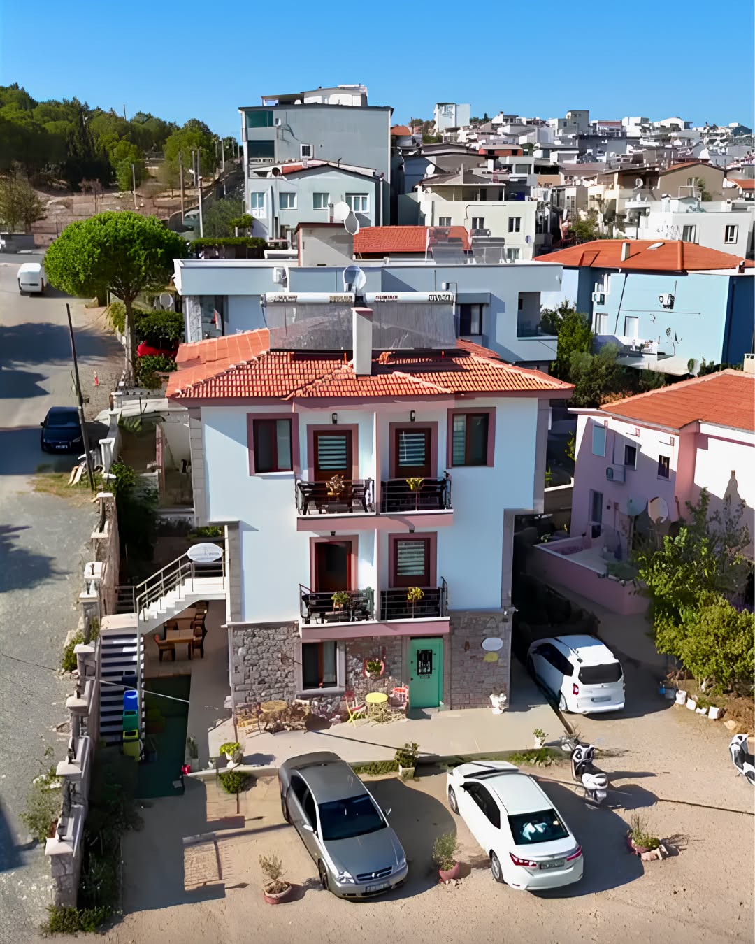 Sabah kahveni içtiğin o sakin anları hayal et…
Kuş sesleri, temiz hava ve samimi bir ortam.
Ayvalık Akan Pansiyon, dinginlik arayanlar için sade ama unutulmaz bir tatil deneyimi sunuyor.
Burada her şey abartısız, tam olması gerektiği gibi. 🌞