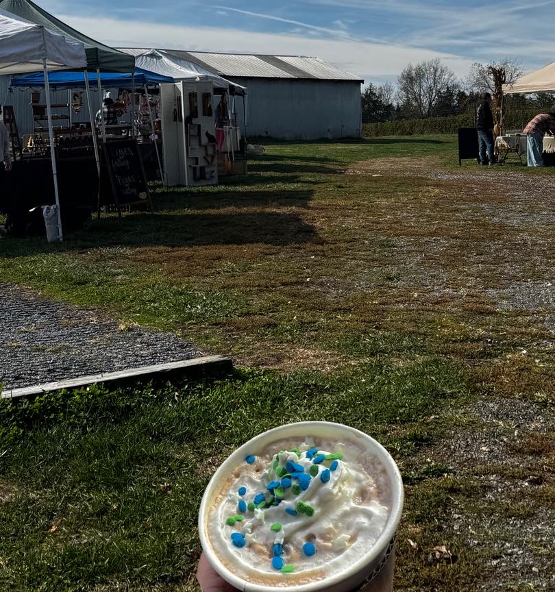 It’s almost time for our fall vendor market! Be sure to head over between 12 and 5pm to shop with some of our incredibly talented local vendors. While shopping enjoy a glass of wine or one of our adult hot chocolates. A mix of our Cabernet Sauvignon and hot chocolate make this decadent, creamy beverage. It will taste like you are drinking a chocolate covered strawberry.
#wineoclock #winelovers #fall #fallvibes #fallseason #wineryfun #fallmarket #FallMarketVibes