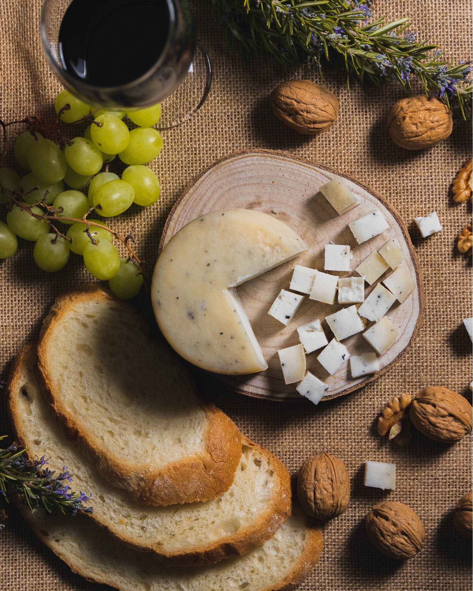 🍂 Con la llegada del otoño, sus aromas y sabores nos inspiran a disfrutar de productos únicos como nuestro queso con trufa de Pastor de Morella.
Una combinación elegante y equilibrada entre la intensidad del queso curado y el carácter inconfundible de la trufa 🧀
Un sabor que representa a la perfección esta época del año: auténtico, intenso y lleno de matices.
#pastordemorella #elsports #morella #quesoartesano #formatgeartesà #cheese