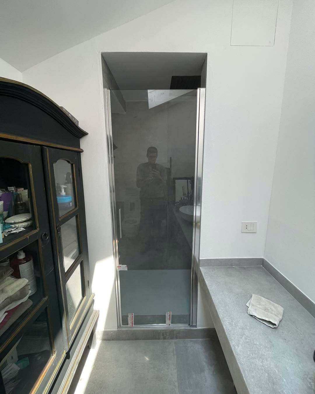 É arrivato il freddo, e quale cosa migliore di una bella doccia calda?
In foto abbiamo 2 box doccia, 1 con una semplice porta con chiusura magnetica e 1 scorrevole.
Realizzati ovviamente su misura, con profili di qualità.
Se anche tu hai bisogno di una nuova doccia, contattaci, i preventivi non li facciamo pagare 😁