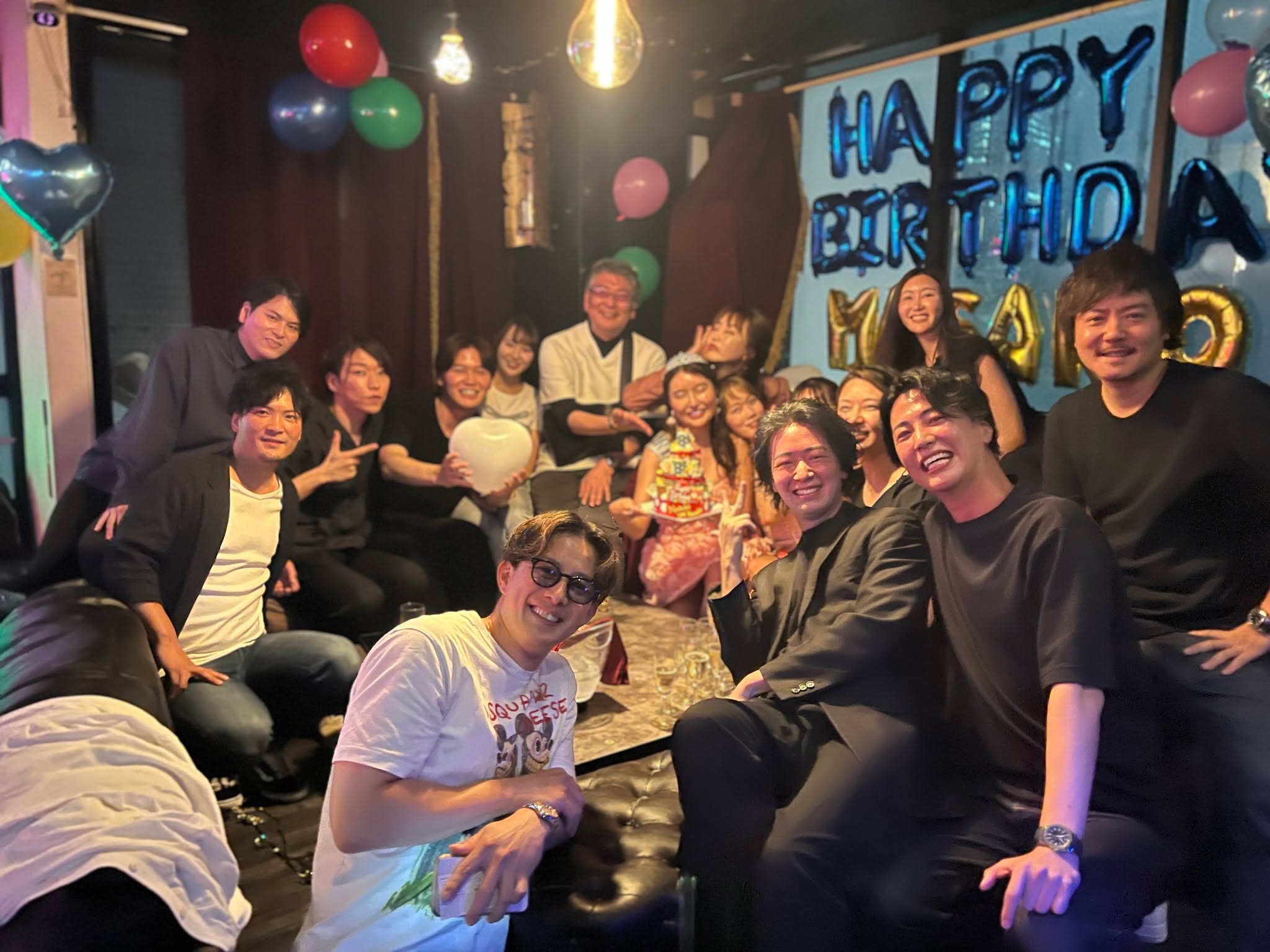 Ginza Shisha|銀座シーシャ
Kings Shisha Lounge Ginza
先日は、お誕生日会でご利用いただき、誠にありがとうございました。
大切な日を当店でお過ごしいただけたこと、大変嬉しく思います。
当店では、各種パーティーやイベントの貸切予約を承っております。
・シーシャ吸い放題プラン
・飲み放題プラン
・誕生日会 / 交流会 / 企業様の懇親会 etc.
ゆったりとくつろげるシーシャバー銀座・シーシャカフェとして、
心地よい空間と丁寧なサービスをご提供いたします。
———
🕒 営業時間
毎日 17:00〜翌5:00
📍 住所
東京都中央区銀座7-4-6
ACN銀座7ビル 10F
(新橋駅より徒歩4分)
———
またのご来店を心よりお待ちしております。
東京で最高のシーシャを、ぜひゆっくりとお楽しみください。