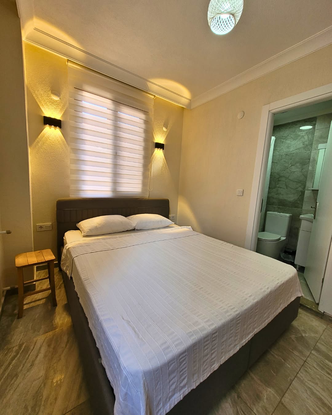 Ayvalık’ta zamanı yavaşlatmak mümkün.
Ayvalık Akan Pansiyon, bunu hissedeceğin nadir yerlerden biri.
Burada her sabah huzurla başlar, her akşam keyifle biter.
Tatil, bazen sadece biraz sessizlik ve iyi hissetmektir. 🌼