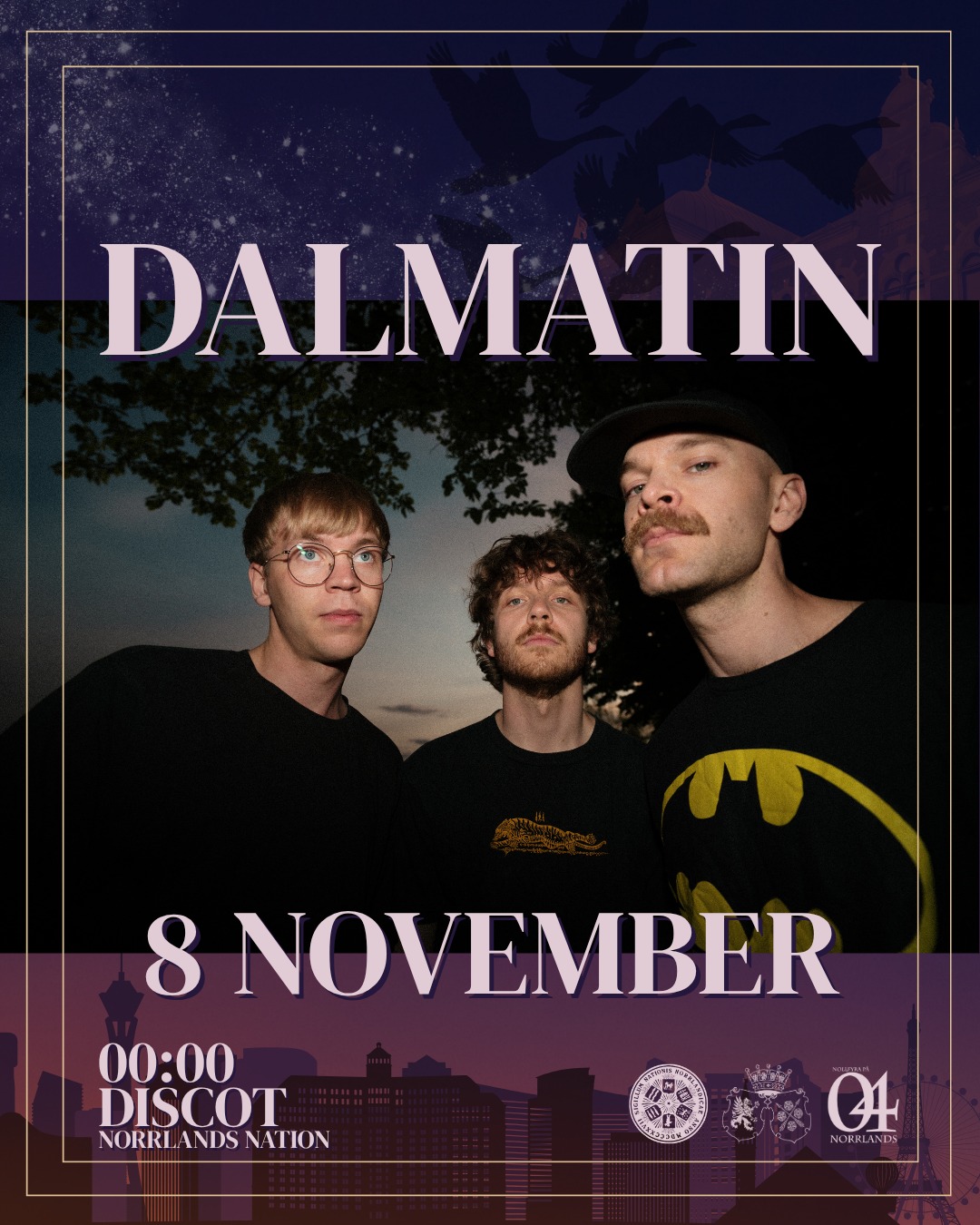 Vi kan stolt presentera livebandet under släppet efter ANTI-GÅS-BAL 04-gask: DALMATIN!
OM DALMATIN:
Dalmatin är Umeå-trion som på kort tid etablerat sig som ett av Sveriges mest energiladdade liveband. Sedan debutåret 2024 har de oavbrutet släppt musik och byggt upp ett bejublat rykte på landets indieklubbar. Deras sound är fyllt av hopp, ständigt balanserande mellan det euforiska och det melankoliska, med vardagsrelaterade texter om kärlek och livet.
Datum: 8/11
Tid: 00:00
Plats: Discot, Norrlands nation
Pris i entrén: 100* / 120 kr
(*medlemmar av Norrlands nation och/eller Södermanlands-Nerikes nation)
Släppbiljetter finns att köpa i Norrlands nations kansli under dess öppettider. Släppbiljetter som köps i kansliet bryter kön till 23:00 och fungerar därefter som entréavgift.
Pris på förköp: 90* / 110 kr
(*medlemmar av Norrlands nation och/eller Södermanlands-Nerikes nation)
Nationskort och legitimation krävs.
___
We are proud to present the live band for the släpp after ANTI-GÅS-BAL 04-gask: DALMATIN!
ABOUT DALMATIN:
Dalmatin is a trio from Umeå that has quickly established itself as one of Sweden's most energetic live bands. Since their debut in 2024, they have continuously released music and built up an acclaimed reputation in the country's indie clubs. Their sound is filled with hope, constantly balancing between the euphoric and the melancholic, with everyday lyrics about love and life.
Date: 8/11
Time: 00:00
Place: Discot, Norrlands nation
Entrance fee: 100* / 120 SEK
(*members of Norrlands Nation and/or Södermanlands-Nerikes Nation)
Tickets are available for purchase at the Norrlands Nation kansli (reception) during its opening hours. Tickets purchased at the kansli skip the queue until 23:00 and then serve as entrance fees.
Advance ticket price: 90* / 110 SEK
(*members of Norrlands Nation and/or Södermanlands-Nerikes Nation)
Nation card and ID required.