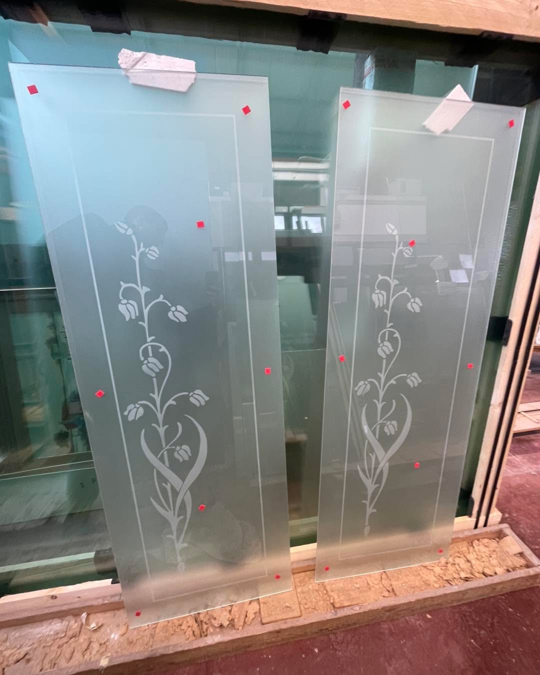 Ed eccoci con altre due porte in vetro stratificato 3+3 di sicurezza con disegno sabbiato, tracciato da una foto del cliente.
Ormai son sempre le solite cose, facciamo preventivi gratuiti, siamo simpatici, non vi mangiamo, quindi per qualsiasi informazione contattateci senza problemi via telefono o email
Vi aspettiamo 🚀🚀