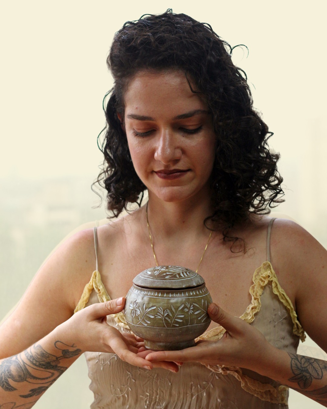 ✨ Obrigada por fazer parte dessa jornada. ✨
Encerramos hoje mais um ciclo do Manual do Ceramista Inventivo — e eu só tenho uma palavra pra dizer: obrigada.
Obrigada a cada ceramista que participou da Semana da Cerâmica Notável.
Obrigada a quem compartilhou suas histórias, seus medos e seus sonhos comigo.
Obrigada a quem se inscreveu no curso e decidiu caminhar mais fundo na sua jornada autoral.
Obrigada, também, a quem ainda não entrou, mas saiu daqui com uma nova perspectiva sobre o que pode ser criar com intenção e identidade.
A minha missão segue a mesma: mostrar que ser você, na cerâmica, tem muito valor.
Até já 💛
Cecília