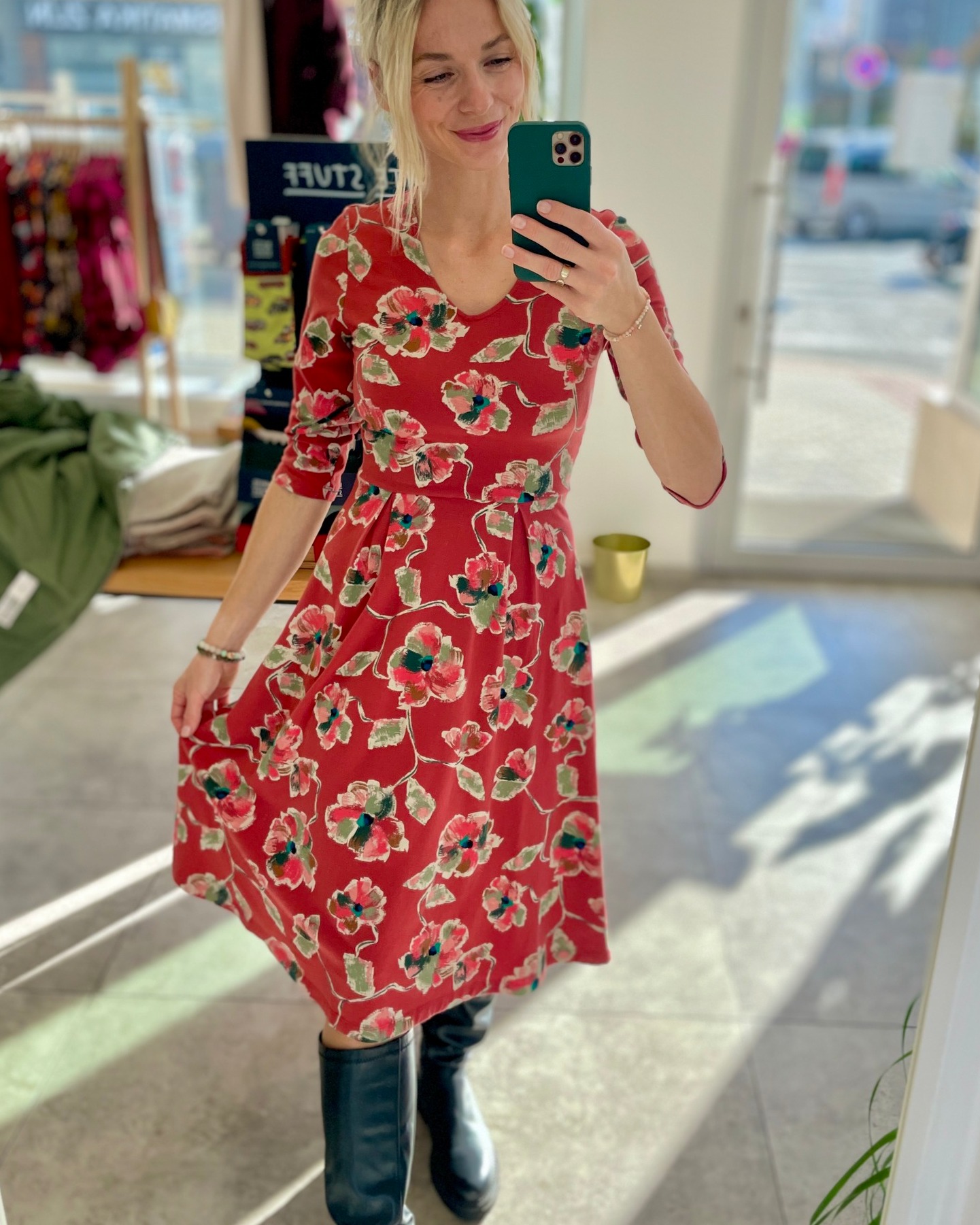 Tento podzimní vzor od Seasalt jsme si zamilovali. 🍂
Je plný, hřejivý a přitom zemitý. 🌰
Najdete jej nejen na těchto krásných šatech, ale i jako košili či blůzu. 👌
👗 Velikosti S-4XL
🏡 Obchody PRAHA 1 | PRAHA 5 | ZLÍN
💌 Doprava nad 2000 Kč ZDARMA
♻️ Vrácení ZDARMA
#greenbutikcz #udrzitelnamoda #pomalamoda #etickamoda #etickysatnik #fairtradefashion #slowfashion