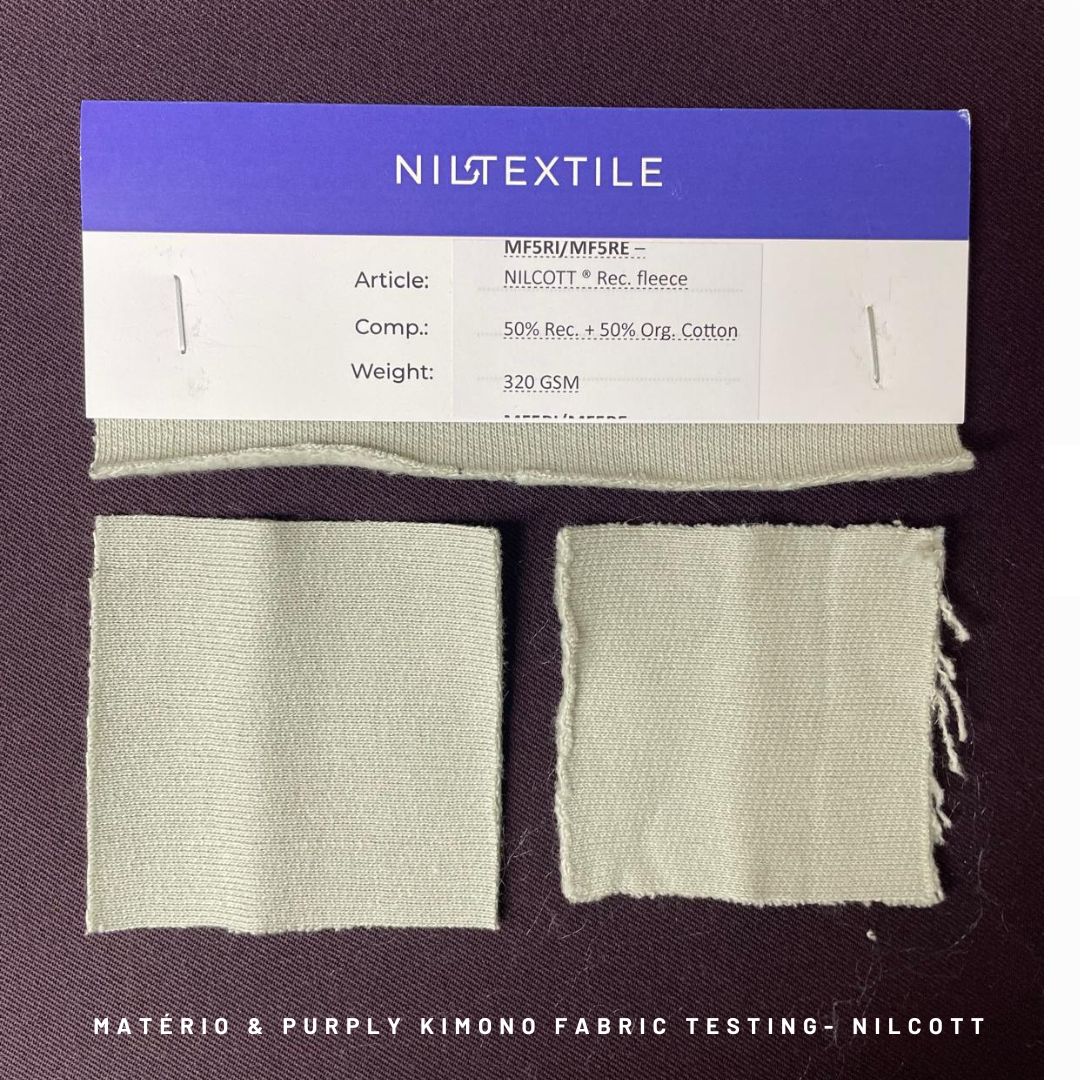 Nilcott od @niltextile_europe je určitě velmi zajímavý materiál a to hlavně z pohledu vysokého procenta % recyklované bavlny, obvykle bývá max. do 30%. Ukazuje na velmi vyspělou a progresivní metodu recyklace a míchání s bio organickými zdroji. Dá se tedy říct, že je to bavlna nové generace.
Vlevo vidíte původní vzorek a v pravo pak po zátěžovém vyprání na 60 stupnů a sušení s sušice - za nás úplet rozhodně obstál a dokonce jsem se s @purplykimono rozhodly s materiálem dále pracovat 👯♀️ #staytunned
---
Nilcott by @niltextile_europe is definitely a very interesting material — especially because of its high percentage of recycled cotton, which usually goes up to only about 30%.It showcases a highly advanced and progressive recycling method, blending recycled fibers with organic sources. You could say it’s cotton of a new generation.
On the left, you can see the original sample, and on the right, the one after a 60°C stress wash and tumble dry — and we must say, the knit performed beautifully. 👏
We at @purplykimono even decided to keep working with this material. 👯♀️
#staytuned