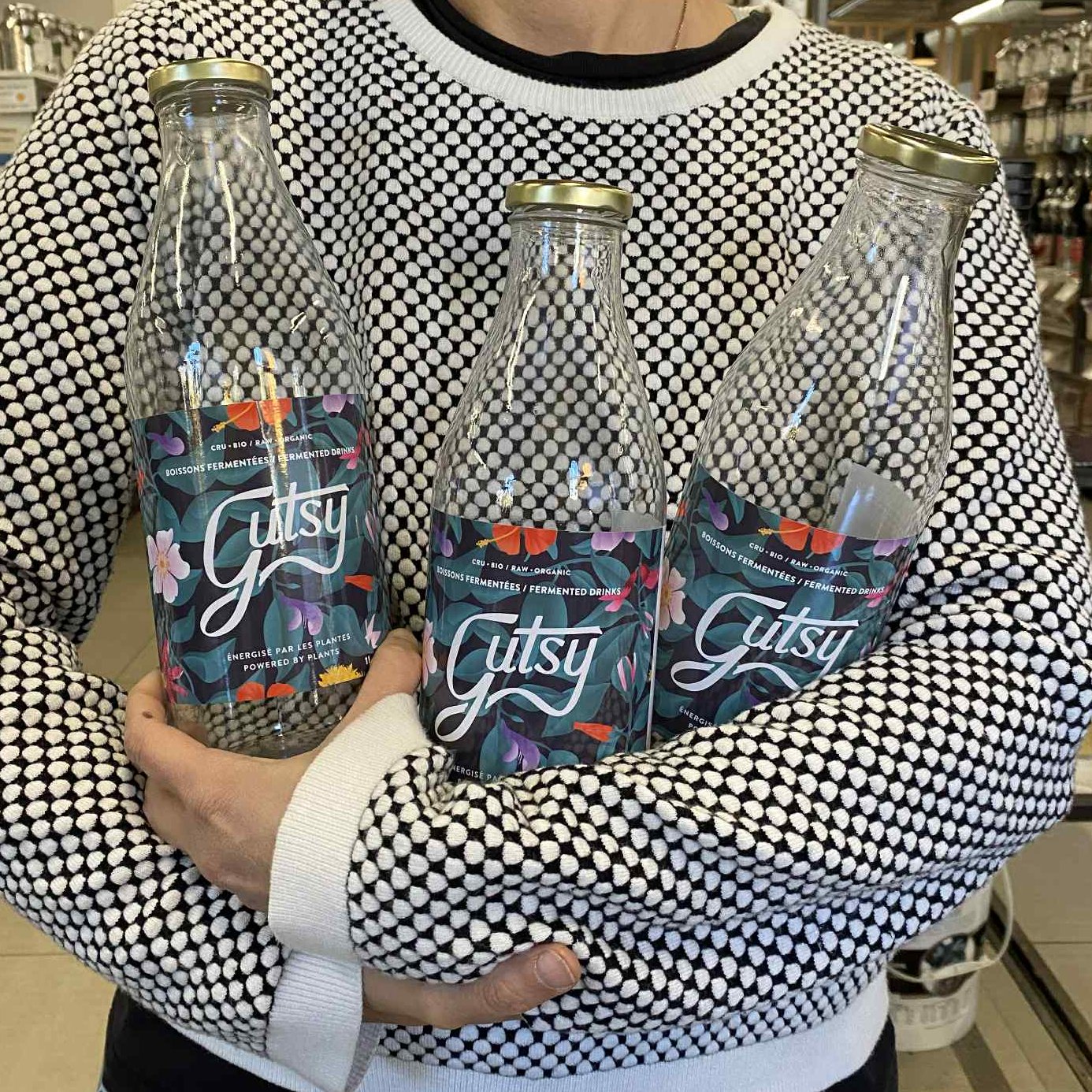 Connaissez-vous GUTSY ?
Le début d'une aventure qui à débuté à la suite d'un voyage ♥
Des boissons fermentées élaborées à partir d'ingrédients biologiques non transformés.
*Sans toxines industrielles
*Sans conservateurs
*Sans arômes
*Sans additifs
*Simplement des fruits, plantes, racines et herbes...le tout fermenté.
La nature offrant déjà tout ce dont nous avons besoin.
Le kombucha est l'ami du microbiome ce qui contribue à votre bien-être!
🩵🫧Économisez jusqu'à 60%......oui oui 60% en achetant en vrac. 🩵🫧
Ainsi vous payez seulement pour le produit et non l'emballage. Du coup vous réduisez grandement votre empreinte écologique.
L'achat de #gutsy en VRAC est possible à #espaceorganique .
Vrac Écoresponsable Recyclage Réutiliser Mission 1000 Tonnes
♻️🌎🍃