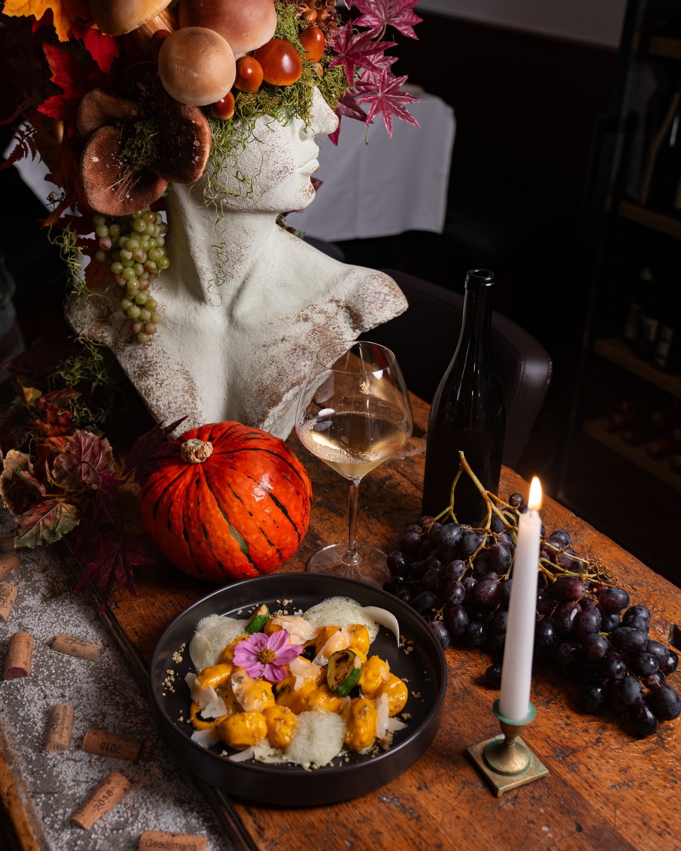 Wenn die Blätter fallen und die Tage kürzer werden, wird’s bei uns umso wärmer. 🍂✨ Im ef16 trifft herbstliche Eleganz auf feine Aromen – ein Glas Wein, sanftes Licht und Gerichte, die den Herbst auf den Teller bringen. Ein Ort, um den Moment zu genießen – still, schön, köstlich.
#ef16 #Herbstgenuss #FineDiningVibes