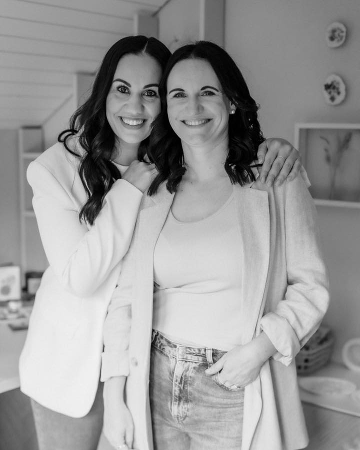 ✨ 1 Jahr La-Via Atelier ✨ 20% auf alles (27.10. - 2.11.) 🫶🏻
Heute feiern wir unser erstes Atelier-Jahr – und können kaum glauben, wie viel in dieser Zeit entstanden ist. 🥹
Mit ganz viel Herzblut, Kreativität und eurer wundervollen Unterstützung durften wir wachsen, träumen und gestalten.
Als kleines Dankeschön gibt es vom 27.10. bis 2.11.
🤎 20% auf das gesamte Sortiment 🤎
mit dem Code: VONHERZEN20
Danke, dass ihr Teil unserer Reise seid – und La-Via Atelier mit so viel Liebe begleitet. 🥰✨
#laviaatelier #lvatelier #besondersfürdich
#jesmonite #jesmonitedesign #jesmonitehomeware #handmade #homedecor #homedecorideas #homedecoration #deko #geschenkidee #handmadegifts #wohnaccessoires #interior #decorideas #kerzen #candles #jubiläum #saleweek
📸 @ellafotografie.ch